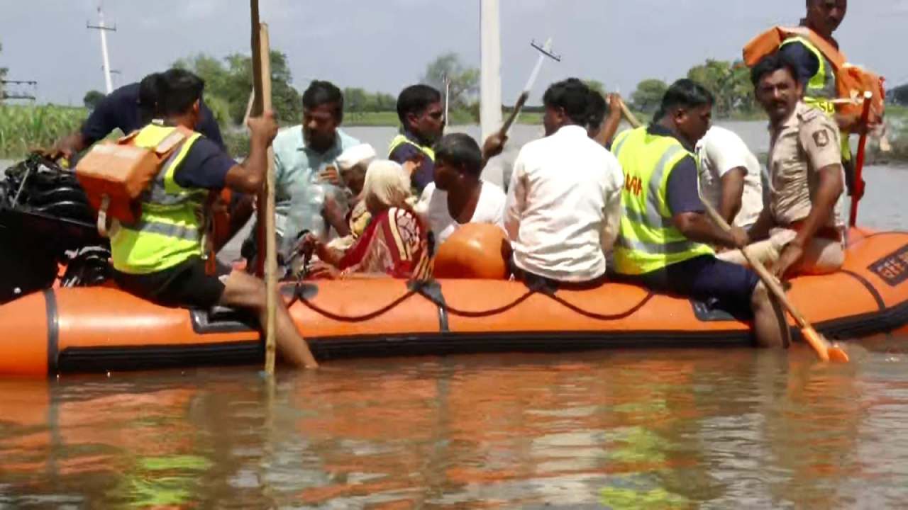ಮಂದರವಾಡ ಗ್ರಾಮಸ್ಥರು ಕಳೆದ ಮೂರು ದಿನದಿಂದ ಪ್ರವಾಹದಲ್ಲಿ ಸಿಲುಕಿದ್ದರು. ಸದ್ಯ ಎಸ್ಡಿಆರ್ಎಫ್ ಸಿಬ್ಬಂದಿ ಎಲ್ಲರನ್ನೂ ಸುರಕ್ಷಿತ ಸ್ಥಳಕ್ಕೆ ಸ್ಥಳಾಂತರಿಸುತ್ತಿದ್ದಾರೆ. ಸುಮಾರು ನೂರು ಮನೆಗಳು ಜಲಾೃತವಾಗಿದ್ದು, ಶುದ್ಧ ಕುಡಿಯುವ ನೀರಿಲ್ಲದೇ ಜನ ಪರದಾಡುತ್ತಿದ್ದಾರೆ.