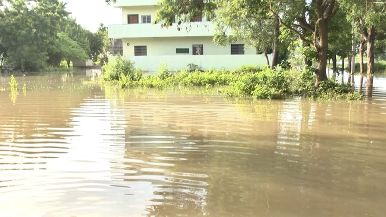 ಯಾದಗಿರಿಯ ಗ್ರೀನ್ ಸಿಟಿ ಬಡಾವಣೆ ಇದೀಗ ವಾಟರ್ ಸಿಟಿಯಾಗಿ ಬದಲಾಗಿದೆ. ಭೀಮಾ ನದಿ ಪ್ರವಾಹದಿಂದ ಮನೆ, ಶಾಲೆ, ಬಿಜೆಪಿ ಜಿಲ್ಲಾ ಕಚೇರಿ, ಸಮಾಜ ಕಲ್ಯಾಣ ಇಲಾಖೆ ಕಚೇರಿ ಜಲಾವೃತವಾಗಿವೆ. ಮನೆಯಿಂದ ಹೊರಬರಲಾಗದೇ ಜನ ಪರದಾಡುತ್ತಿದ್ದಾರೆ.