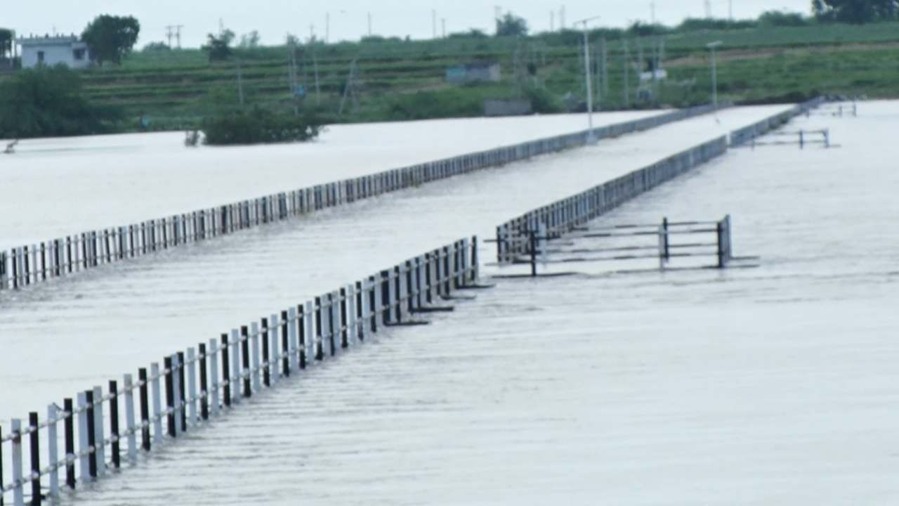 ರಾಯಚೂರಿನಲ್ಲಿ ನೆರೆ ಪರಿಸ್ಥಿತಿ ಉಂಟಾಗಿದ್ದು, ಗುರ್ಜಾಪುರ ಬ್ರಿಡ್ಜ್ ಕಂ ಬ್ಯಾರೇಜ್ ಸಂಪೂರ್ಣ ಜಲಾವೃತವಾಗಿದೆ. ಸುಮಾರು 20ಕ್ಕೂ ಹೆಚ್ಚು ಹಳ್ಳಿಗಳ ಸಂಪರ್ಕ ಕಡಿತವಾಗಿದೆ. ನದಿ ನೀರು ನುಗ್ಗಿ ಭತ್ತದ ಬೆಳೆ ಹಾನಿಯಾಗಿದೆ.