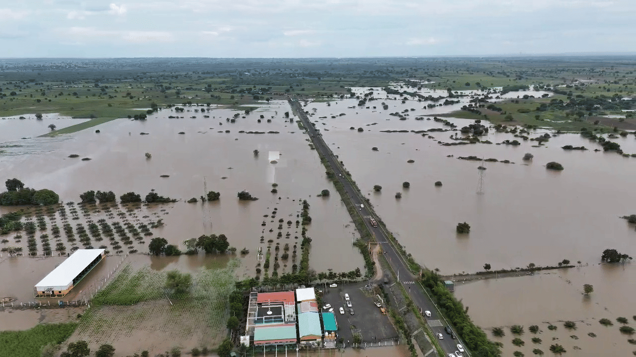 ಪ್ರವಾಹದ ಹೊಡೆತಕ್ಕೆ ಉತ್ತರ ಕರ್ನಾಟಕ ತತ್ತರಿಸಿದೆ. ಒಂದ್ಕಡೆ ಭೀಮಾ ನದಿ ಭೋರ್ಗರೆಯುತ್ತಿದ್ದರೆ, ಉಳಿದ ನದಿಗಳ ಒಡಲು ಕೂಡ ಉಕ್ಕಿ ಹರಿಯುತ್ತಿವೆ. ಪರಿಣಾಮ ಮನೆಗಳು ಸೇರಿದಂತೆ ದೇವಸ್ಥಾನದಲ್ಲಿರುವ ದೇವರಿಗೂ ಜಲದಿಗ್ಬಂಧನ ಎದುರಾಗಿದೆ. ಇನ್ನೊಂದೆಡೆ ಊರಿಗೇ ಊರೇ ಮುಳುಗಡೆಯಾಗಿವೆ.
