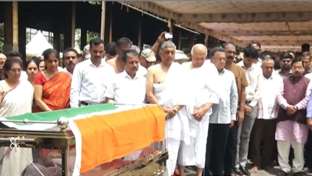 ಸಾಹಿತಿ ಎಸ್​ಎಲ್​ ಭೈರಪ್ಪ ಪಂಚಭೂತಗಳಲ್ಲಿ ಲೀನ: ಅಂತ್ಯಕ್ರಿಯೆಯಲ್ಲಿ ಕೇಂದ್ರದ ಪ್ರತಿನಿಧಿಯಾಗಿ ಪ್ರಲ್ಹಾದ್ ಜೋಶಿ ಭಾಗಿ