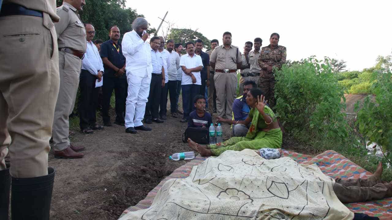 ಬೀದರ್ನಲ್ಲಿ ಘೋರ ದುರಂತ: ಒಂದೇ ಕುಟುಂಬ ನಾಲ್ವರು ಆತ್ಮಹತ್ಯೆ, ಕಾರಣವೇನು? ಬೀದರ್ನಲ್ಲಿ ಘೋರ ದುರಂತ: ಒಂದೇ ಕುಟುಂಬ ನಾಲ್ವರು ಆತ್ಮಹತ್ಯೆ, ಕಾರಣವೇನು?