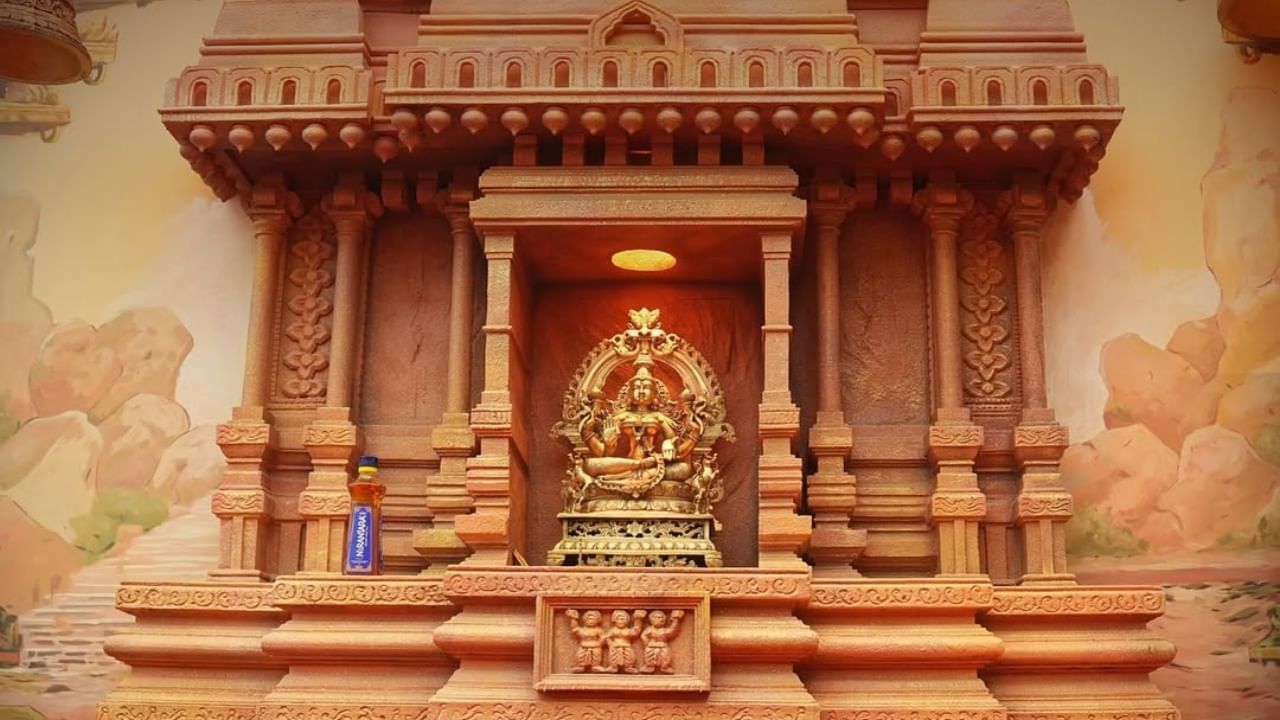 ‘ಮೂವರ ಹೆಸರು ರಿವೀಲ್ ಮಿಕ್ಕಿದವರು ಯಾರು’ ಎಂದು ಪ್ರಶ್ನೆ ಮಾಡುವ ಪೋಸ್ಟರ್​ನ ಕಲರ್ಸ್ ಕನ್ನಡ ವಾಹಿನಿ ಸೋಶಿಯಲ್ ಮೀಡಿಯಾದಲ್ಲಿ ಹಂಚಿಕೊಂಡಿದೆ. ಈ ಪೋಸ್ಟರ್​ನಲ್ಲಿ ಈಗಾಗಲೇ ರಿವೀಲ್ ಆದ ಮಂಜು ಭಾಷಿಣಿ, ಮಾತಿನ ಮಲ್ಲಿ ಮಲ್ಲಮ್ಮ ಹಾಗೂ ಕಾಕ್ರೋಚ್ ಸುಧಿ ಹೆಸರು ಇದೆ.