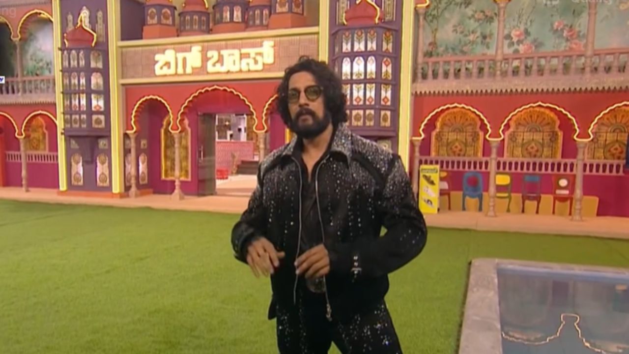 ಬಿಗ್​​ಬಾಸ್ ಕನ್ನಡ 12 ಪ್ರಾರಂಭ ಆಗಿದ್ದು ಕಿಚ್ಚ ಸುದೀಪ್ ಅವರು ಸ್ಪರ್ಧಿಗಳನ್ನು ಸ್ವಾಗತಿಸುವ ಮುಂಚೆ ಪ್ರತಿ ಬಾರಿಯಂತೆ ವೀಕ್ಷಕರಿಗೆ ಬಿಗ್​​ಬಾಸ್ ಮನೆಯನ್ನು ತೋರಿಸಿದ್ದಾರೆ. ಈ ಬಾರಿ ಮನೆ ಅರಮನೆಯಂತಿದೆ.