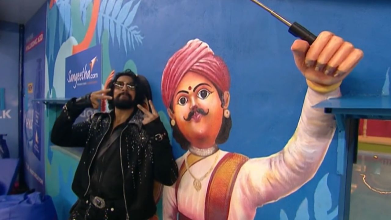 ಕರ್ನಾಟಕವನ್ನು ಪ್ರತಿನಿಧಿಸುವ ಹಲವು ಚಿತ್ರಗಳು, ಮೂರ್ತಿಗಳನ್ನು ಬಿಗ್​​ಬಾಸ್ ಮನೆಯಲ್ಲಿ ಇರಿಸಲಾಗಿದೆ. ಮೈಸೂರು ಅರಮನೆ, ಹೊಯ್ಸಳ ಸಾಮ್ರಾಜ್ಯ ಸೇರಿದಂತೆ ಹಲವು ವಿಶೇಷಗಳು ಈ ಬಾರಿ ಬಿಗ್​​ಬಾಸ್ ಮನೆಯಲ್ಲಿದ್ದಾರೆ.