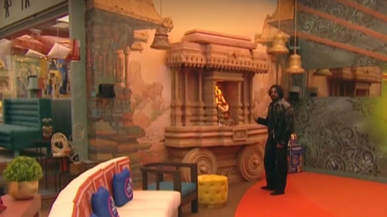 ಮನೆಯೆಂದ ಮೇಲೆ ದೇವರ ಮನೆ ಬೇಡವೆ. ಪ್ರತಿ ಬಾರಿಯಂತೆ ಈ ಬಾರಿಯೂ ಸುದೀಪ್ ಅವರು ಬಿಗ್​​ಬಾಸ್ ಮನೆಯ ದೇವಿಗೆ ಕೈಮುಗಿದು ಸ್ಪರ್ಧಿಗಳಿಗೆ ಒಳ್ಳೆಯದಾಗಲಿ ಎಂದು ಬೇಡಿಕೊಂಡರು.