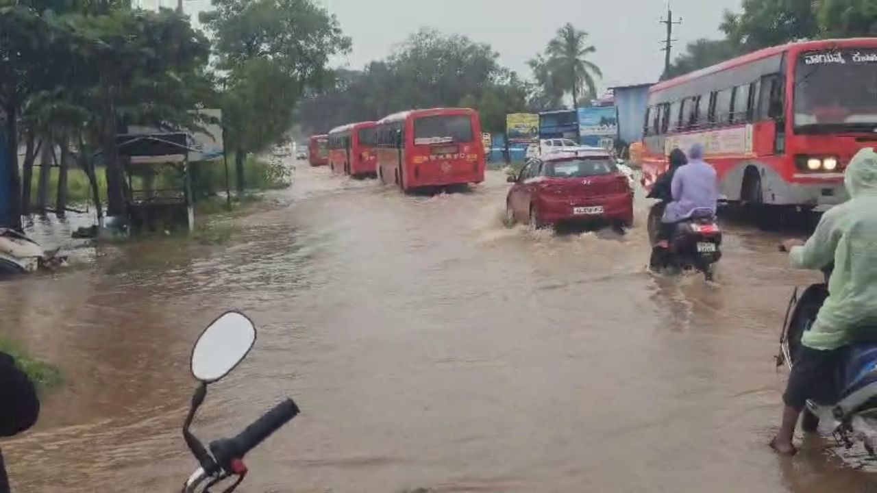 ಇನ್ನು ಪಶ್ಚಿಮಘಟ್ಟ ಪ್ರದೇಶವಾದ ಬೆಳಗಾವಿ ಜಿಲ್ಲೆಯಾದ್ಯಂತ ಭಾರೀ ಮಳೆ ಸುರಿದಿದೆ. ಪರಿಣಾಮ ಕುಂದಾನಗರಿ ಜನ ಕಂಗಾಲಾಗಿದ್ದಾರೆ. ನಿರಂತರ ಮಳೆಗೆ ಗೋಕಾಕ್ ನಗರದ ರಸ್ತೆಗಳು ಜಲಾವೃತಗೊಂಡಿವೆ.