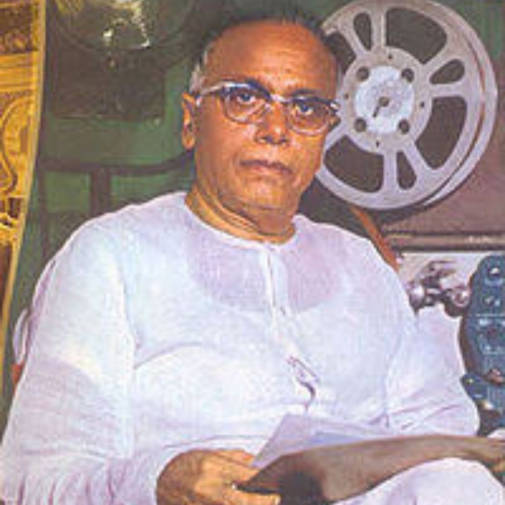 ತೆಲುಗು ಸಿನಿಮಾ ರಂಗದ ಪ್ರಾರಂಭಿಕರಲ್ಲಿ ಒಬ್ಬರಾದ ಬಿನ್ ರೆಡ್ಡಿ ಅವರಿಗೆ 1974 ರಲ್ಲಿ ದಾದಾ ಸಾಹೇಬ್ ಫಾಲ್ಕೆ ಪ್ರಶಸ್ತಿ ನೀಡಲಾಯ್ತು. ಫಾಲ್ಕೆ ಪ್ರಶಸ್ತಿಗೆ ಭಾಜನರಾದ ಮೊದಲ ದಕ್ಷಿಣ ಭಾರತದ ಚಿತ್ರಕರ್ಮಿ ಇವರು. ತೆಲುಗು ಚಿತ್ರರಂಗಕ್ಕೆ ಇವರ ಸೇವೆ ಅಪಾರ.