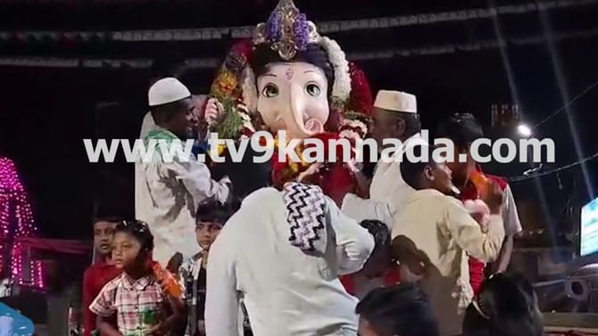 ದೇವಸಂದ್ರದ ಗಣೇಶ ವಿಸರ್ಜನೆಯಲ್ಲಿ ಹೂ ಹಾರ ಹಾಕಿ ಸಂಭ್ರಮಿಸಿದ ಮುಸ್ಲಿಮರು!