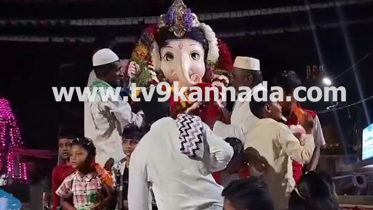 ಬೆಂಗಳೂರು: ಗಣೇಶೋತ್ಸವ ಮೆರವಣಿಗೆ ವೇಳೆ ಹೂಹಾರ ಹಾಕಿ ಭಾವೈಕ್ಯತೆ ಮೆರೆದ ಮುಸ್ಲಿಮರು! ಬೆಂಗಳೂರು: ಗಣೇಶೋತ್ಸವ ಮೆರವಣಿಗೆ ವೇಳೆ ಹೂಹಾರ ಹಾಕಿ ಭಾವೈಕ್ಯತೆ ಮೆರೆದ ಮುಸ್ಲಿಮರು!