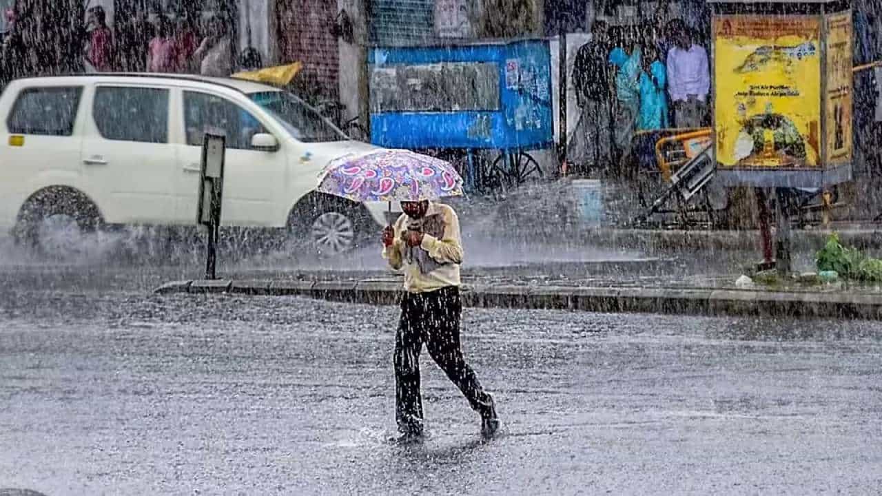 ಬೆಂಗಳೂರಿನಲ್ಲಿ ಬುಧವಾರದಂದು ಸಂಜೆಯವರೆಗೂ ಮಳೆಯ ಮುನ್ಸೂಚನೆ ಇರಲಿಲ್ಲ. ಆದರೆ ರಾತ್ರಿ ಧಾರಾಕಾರ ಮಳೆ ಸುರಿದಿದೆ. ನಗರದ ಹಲವೆಡೆ ಸುರಿದ ಮಳೆ ರಸ್ತೆಗಳು ಜಲಾವೃತಗೊಂಡಿವೆ. ಬೃಹತ್ ಮರಗಳು ಧರೆಗುರುಳಿವೆ. ವಾಹನ ಸಂಚಾರ ಅಸ್ತವ್ಯಸ್ತ ಉಂಟಾಗಿದೆ.