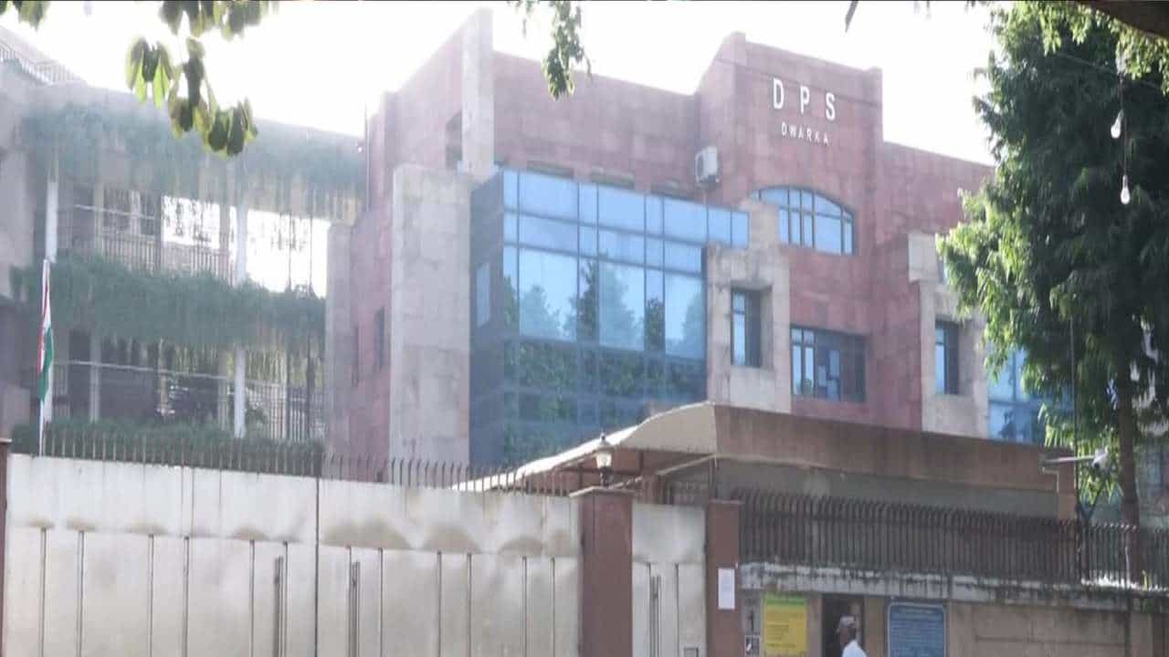 ದೆಹಲಿಯಲ್ಲಿ ಮುಂದುವರೆದ ಬಾಂಬ್ ಬೆದರಿಕೆ ಕರೆ: 8 ತಿಂಗಳಲ್ಲಿ 150ಕ್ಕೂ ಹೆಚ್ಚು ಶಾಲಾ-ಕಾಲೇಜುಗಳಿಗೆ ಬೆದರಿಕೆ ಸಂದೇಶ ದೆಹಲಿಯಲ್ಲಿ ಮುಂದುವರೆದ ಬಾಂಬ್ ಬೆದರಿಕೆ ಕರೆ: 8 ತಿಂಗಳಲ್ಲಿ 150ಕ್ಕೂ ಹೆಚ್ಚು ಶಾಲಾ-ಕಾಲೇಜುಗಳಿಗೆ ಬೆದರಿಕೆ ಸಂದೇಶ