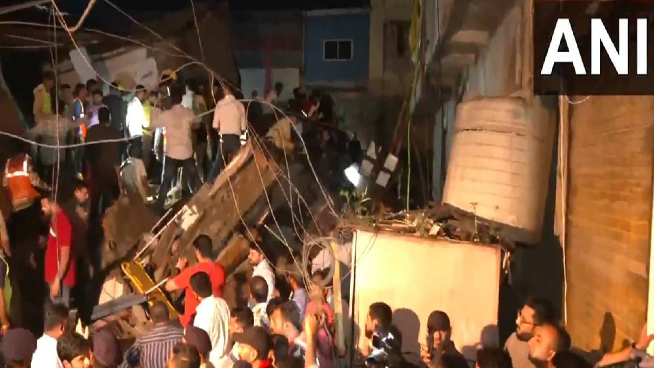Video: ಇಂದೋರ್ನಲ್ಲಿ ಭಾರಿ ಮಳೆಗೆ ಕಟ್ಟಡ ಕುಸಿತ, ಇಬ್ಬರು ಸಾವು, ಅವಶೇಷಗಳಡಿ ಸಿಲುಕಿದ್ದಾರಂತೆ ಒಂದೇ ಕುಟುಂಬದ 14 ಮಂದಿ Video: ಇಂದೋರ್ನಲ್ಲಿ ಭಾರಿ ಮಳೆಗೆ ಕಟ್ಟಡ ಕುಸಿತ, ಇಬ್ಬರು ಸಾವು, ಅವಶೇಷಗಳಡಿ ಸಿಲುಕಿದ್ದಾರಂತೆ ಒಂದೇ ಕುಟುಂಬದ 14 ಮಂದಿ