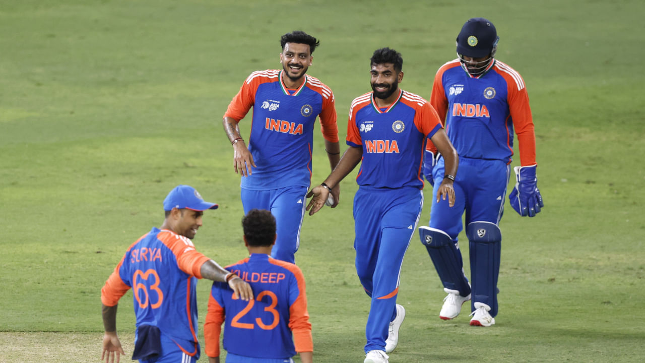 ವಾಸ್ತವವಾಗಿ ಈ ಪಂದ್ಯದಲ್ಲಿ ಮೊದಲು ಬ್ಯಾಟಿಂಗ್ ಮಾಡಿದ ಪಾಕ್ ತಂಡಕ್ಕೆ ಹಾರ್ದಿಕ್ ಪಾಂಡ್ಯ ಮೊದಲ ಓವರ್ನಲ್ಲೇ ಶಾಕ್ ನೀಡಿ ಸೈಮ್ ಅಯೂಬ್ ಅವರನ್ನು ಪೆವಿಲಿಯನ್ಗೆ ಕಳುಹಿಸಿದರು. ನಂತರ ಮುಂದಿನ ಓವರ್ನಲ್ಲಿ ಬುಮ್ರಾ ಕೂಡ ವಿಕೆಟ್ ಪಡೆದರು. ಭಾರತೀಯ ಬೌಲರ್ಗಳು ಪಾಕಿಸ್ತಾನದ ಮೇಲೆ ಸಂಪೂರ್ಣವಾಗಿ ಪ್ರಾಬಲ್ಯ ಸಾಧಿಸಿದ್ದರು.