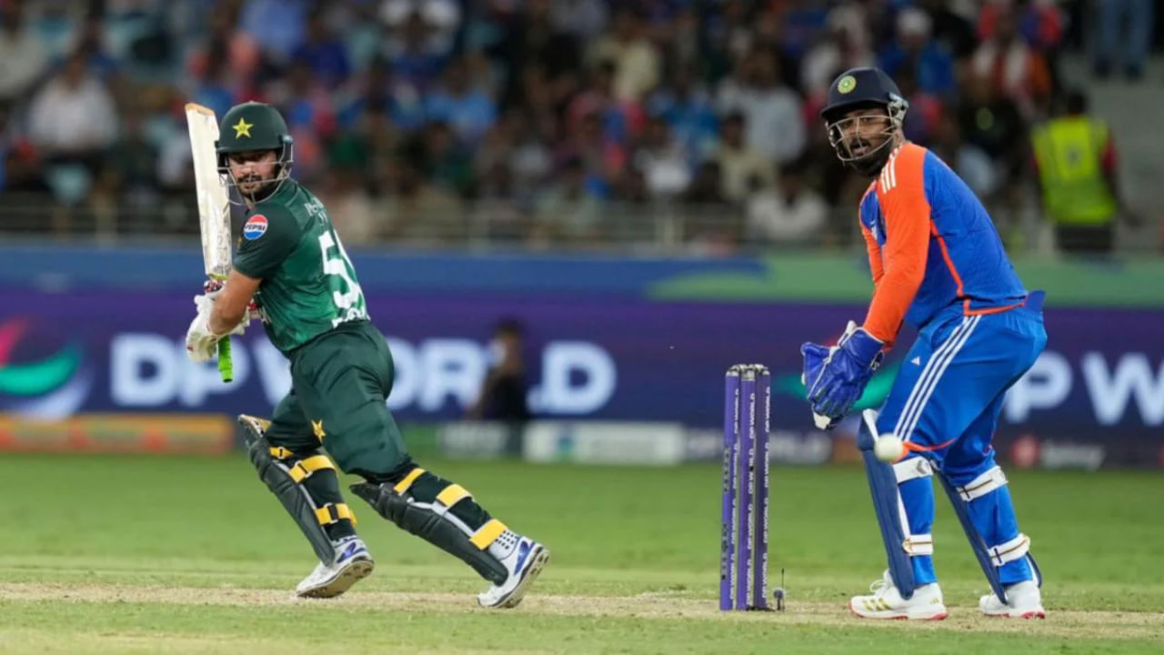 ಪಾಕಿಸ್ತಾನದ ಇನ್ನಿಂಗ್ಸ್ನ ನಾಲ್ಕನೇ ಓವರ್ ಬೌಲ್ ಮಾಡಿದ ಬುಮ್ರಾ, ಓವರ್ನ ಮೊದಲ ಎರಡು ಎಸೆತಗಳಲ್ಲಿ ಯಾವುದೇ ರನ್ ನೀಡಲಿಲ್ಲ. ಆದರೆ ಮೂರನೇ ಎಸೆತದಲ್ಲಿ ಸಾಹಿಬ್ಜಾದಾ ಫರ್ಹಾನ್ ಲಾಂಗ್ ಆನ್ ಬೌಂಡರಿಗೆ ನೇರವಾಗಿ ಸಿಕ್ಸರ್ ಬಾರಿಸಿದರು. ಇದರೊಂದಿಗೆ, 399 ಎಸೆತಗಳ ನಂತರ ಮೊದಲ ಬಾರಿಗೆ, ಪಾಕಿಸ್ತಾನಿ ಬ್ಯಾಟ್ಸ್ಮನ್ ಬುಮ್ರಾ ವಿರುದ್ಧ ಸಿಕ್ಸರ್ ಬಾರಿಸುವಲ್ಲಿ ಯಶಸ್ವಿಯಾದರು.