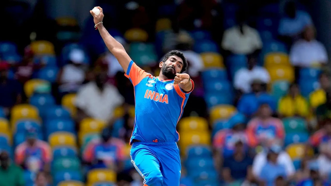 ಬುಮ್ರಾ 2016 ರಲ್ಲಿ ಮೊದಲ ಬಾರಿಗೆ ಪಾಕಿಸ್ತಾನದ ವಿರುದ್ಧ ಪಂದ್ಯವನ್ನು ಆಡಿದ್ದರು. ಅಂದಿನಿಂದ, ಬುಮ್ರಾ ಏಕದಿನ ಮತ್ತು ಟಿ20 ಸ್ವರೂಪಗಳಲ್ಲಿ ಪಾಕಿಸ್ತಾನದ ವಿರುದ್ಧ 391 ಎಸೆತಗಳನ್ನು ಎಸೆದಿದ್ದಾರೆ ಆದರೆ ಅವರ ಓವರ್ನಲ್ಲಿ ಎಂದಿಗೂ ಸಿಕ್ಸರ್ ಬಾರಿಸಲಾಗಿಲ್ಲ.