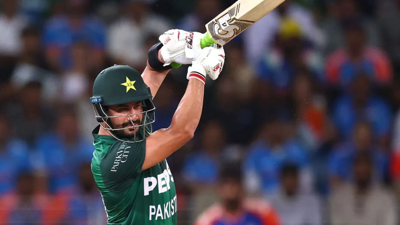 ಬುಮ್ರಾ ಅವರ ಮೂರನೇ ಓವರ್ನಲ್ಲಿಯೇ, ಅದೇ ಬ್ಯಾಟ್ಸ್ಮನ್ ಪುಲ್ ಶಾಟ್ ಹೊಡೆದು ಡೀಪ್ ಸ್ಕ್ವೇರ್ ಲೆಗ್ನಲ್ಲಿ ಸಿಕ್ಸರ್ ಬಾರಿಸಿದರು. ಆದಾಗ್ಯೂ, ಈ 2 ಸಿಕ್ಸ್ಗಳನ್ನು ಹೊರತುಪಡಿಸಿ, ಸಾಹಿಬ್ಜಾದಾ ಫರ್ಹಾನ್ ಹೆಚ್ಚು ಪರಿಣಾಮಕಾರಿಯಾಗಿ ಕಾಣಲಿಲ್ಲ. ತಂಡದ ಪರ ಅತಿ ಹೆಚ್ಚು ಅಂದರೆ 40 ರನ್ಗಳ ಇನ್ನಿಂಗ್ಸ್ ಆಡಿದ ಫರ್ಹಾನ್ ಇದಕ್ಕಾಗಿ 44 ಎಸೆತಗಳನ್ನು ತೆಗೆದುಕೊಂಡರು.