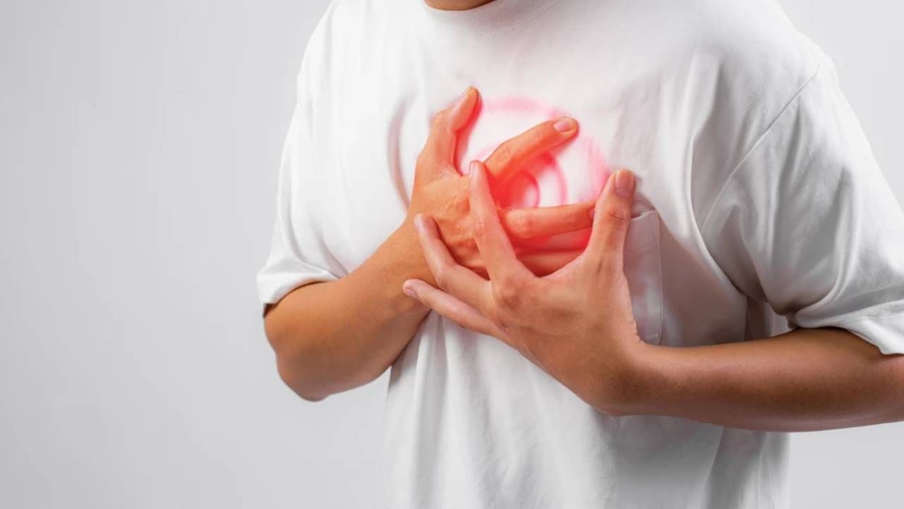 ಬೆನ್ನು ನೋವೆಂದು ಬಾಸ್ಗೆ ಮೆಸೇಜ್ ಹಾಕಿ ಹತ್ತೇ ನಿಮಿಷಕ್ಕೆ ಹೃದಯಾಘಾತದಿಂದ ಬೆಂಗಳೂರಿನ ವ್ಯಕ್ತಿ ಸಾವು ಬೆನ್ನು ನೋವೆಂದು ಬಾಸ್ಗೆ ಮೆಸೇಜ್ ಹಾಕಿ ಹತ್ತೇ ನಿಮಿಷಕ್ಕೆ ಹೃದಯಾಘಾತದಿಂದ ಬೆಂಗಳೂರಿನ ವ್ಯಕ್ತಿ ಸಾವು