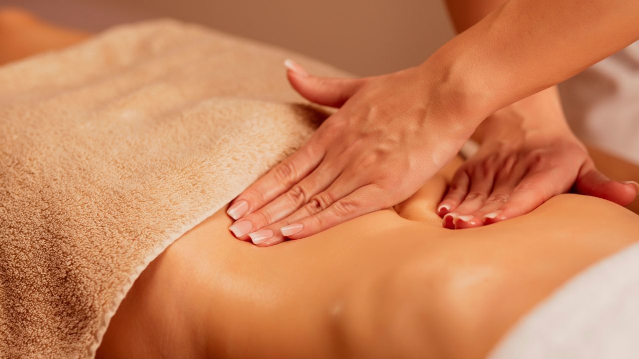 ಪ್ರತಿದಿನ ರಾತ್ರಿ ಒಂದು ಹನಿ ಈ ಎಣ್ಣೆಯನ್ನು ಹೊಕ್ಕುಳಿಗೆ ಹಚ್ಚುವುದರಿಂದ ಎಷ್ಟೆಲ್ಲಾ ಲಾಭವಿದೆ ನೋಡಿ