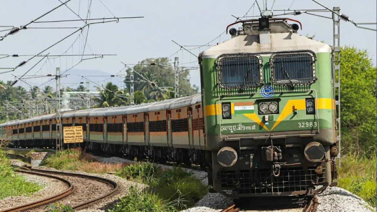 Central Railway Job: ಕೇಂದ್ರ ರೈಲ್ವೆಯಲ್ಲಿ 2418 ಹುದ್ದೆಗಳಿಗೆ ನೇಮಕಾತಿ; ಅರ್ಜಿ ಸಲ್ಲಿಕೆಗೆ ನಾಳೆಯೇ ಕೊನೆಯ ದಿನಾಂಕ