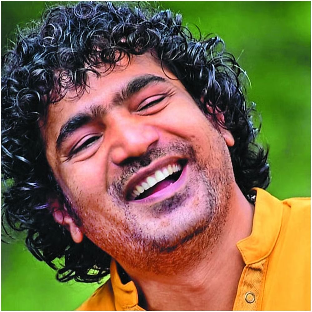 ಚಂದ್ರಪ್ರಭ: ಹಾಸ್ಯ ಶೋಗಳ ಮೂಲಕ ಫೇಮಸ್ ಆದ ಚಂದ್ರಪ್ರಭ ಅವರು ಬಿಗ್ ಬಾಸ್ ಮನೆಯಲ್ಲಿ ಇದ್ದಾರೆ. ಅವರು ಇತ್ತೀಚೆಗೆ ಕೆಲಸ ಇಲ್ಲದೆ ಗಾರೆ ಕೆಲಸ ಮಾಡುತ್ತಿರುವ ವಿಡಿಯೋ ವೈರಲ್ ಆಗಿತ್ತು. ಈಗ ಅವರು ದೊಡ್ಮನೆಯಲ್ಲಿ ಯಾವ ರೀತಿಯಲ್ಲಿ ಮೋಡಿ ಮಾಡುತ್ತಾರೆ ಎಂಬುದನ್ನು ಕಾದು ನೋಡಬೇಕಿದೆ.