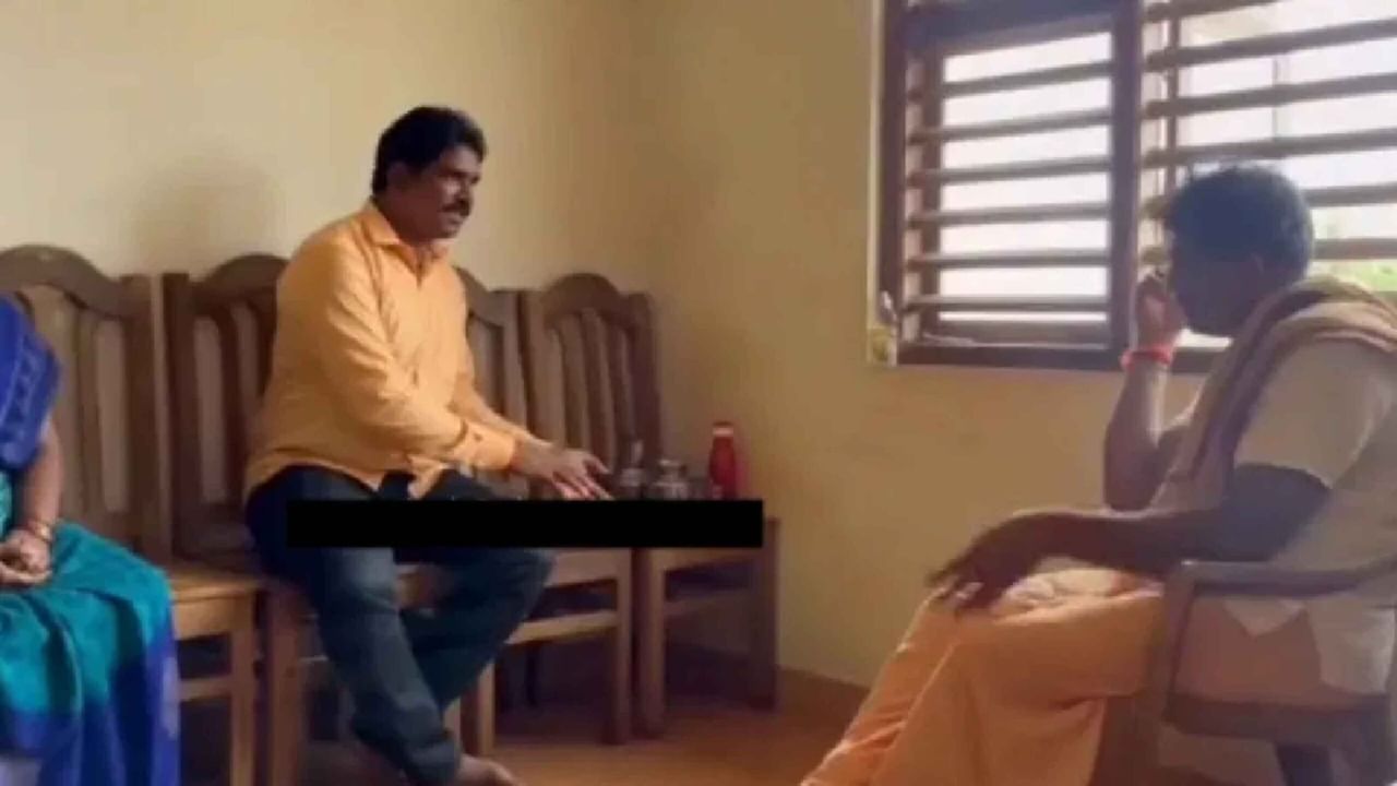 2 ವರ್ಷದ ಹಿಂದೆಯೇ ಪತ್ನಿ ಜತೆ ತಿಮರೋಡಿ ಭೇಟಿಯಾಗಿದ್ದ ಚಿನ್ನಯ್ಯ: ಸ್ಫೋಟಕ ವಿಡಿಯೋ 2 ವರ್ಷದ ಹಿಂದೆಯೇ ಪತ್ನಿ ಜತೆ ತಿಮರೋಡಿ ಭೇಟಿಯಾಗಿದ್ದ ಚಿನ್ನಯ್ಯ: ಸ್ಫೋಟಕ ವಿಡಿಯೋ