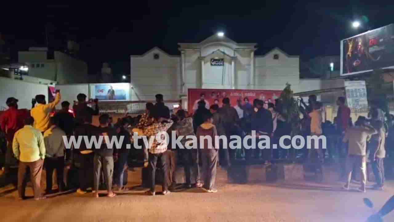 ಹಣ ಪಡೆದು 0G ಪ್ರದರ್ಶನ ಮಾಡದ ಆರೋಪ: ಥಿಯೇಟರ್ ಸ್ಕ್ರೀನ್ ಹರಿದು, ವಸ್ತುಗಳ ಧ್ವಂಸಗೊಳಿಸಿ ಪವನ್ ಕಲ್ಯಾಣ್ ಅಭಿಮಾನಿಗಳ ದಾಂಧಲೆ