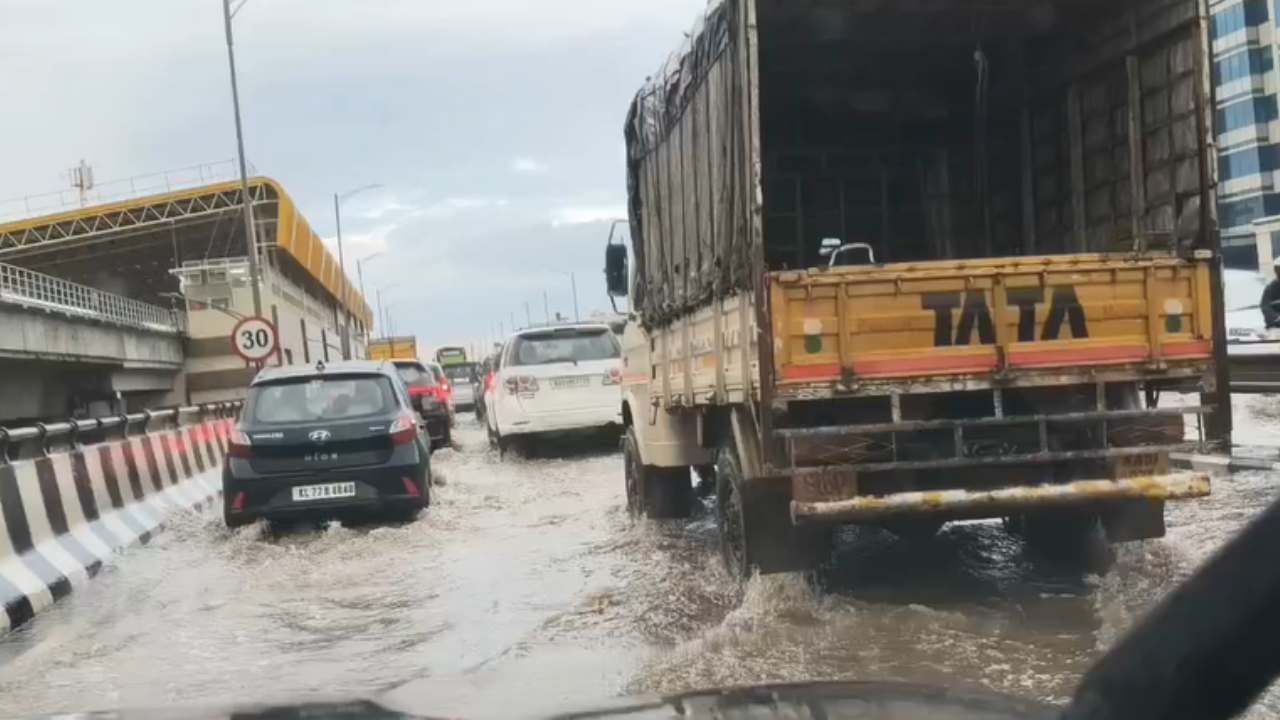 ಬೆಂಗಳೂರು: ಧಾರಾಕಾರ ಮಳೆಗೆ ಕೆರೆಯಂತಾದ ರಸ್ತೆ, ಸವಾರರು ಪರದಾಟ