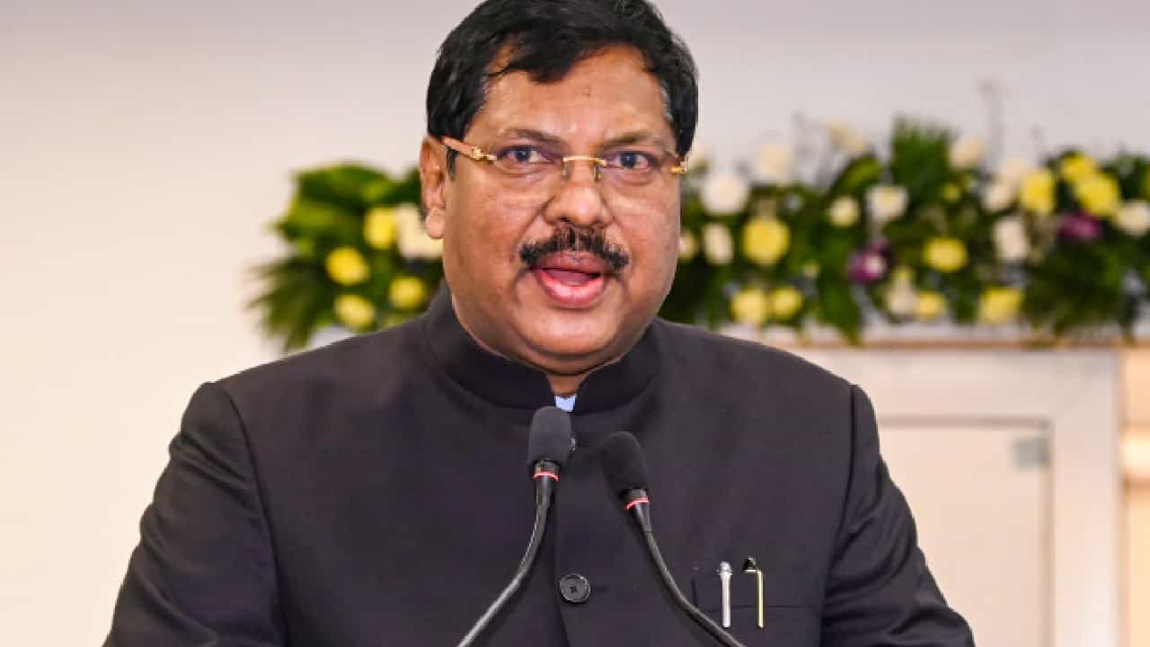 'ನಾನು ಎಲ್ಲಾ ಧರ್ಮಗಳನ್ನು ಗೌರವಿಸುತ್ತೇನೆ'; ಖಜುರಾಹೊದ ವಿಷ್ಣು ವಿಗ್ರಹದ ಕುರಿತ ವಿವಾದಾತ್ಮಕ ಹೇಳಿಕೆ ಬಳಿಕ ಸಿಜೆಐ ಗವಾಯಿ ಸ್ಪಷ್ಟನೆ 'ನಾನು ಎಲ್ಲಾ ಧರ್ಮಗಳನ್ನು ಗೌರವಿಸುತ್ತೇನೆ'; ಖಜುರಾಹೊದ ವಿಷ್ಣು ವಿಗ್ರಹದ ಕುರಿತ ವಿವಾದಾತ್ಮಕ ಹೇಳಿಕೆ ಬಳಿಕ ಸಿಜೆಐ ಗವಾಯಿ ಸ್ಪಷ್ಟನೆ