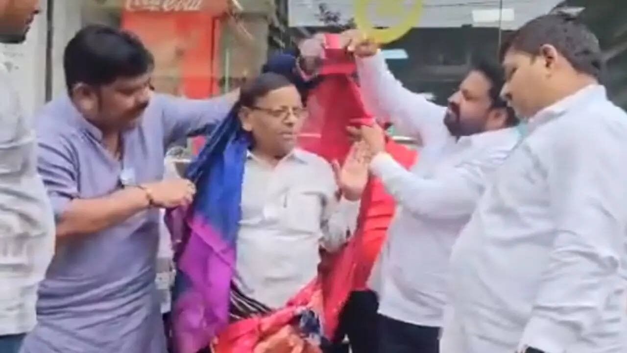 ಪ್ರಧಾನಿ ಮೋದಿಯ ಮಾರ್ಫಿಂಗ್ ಫೋಟೋ ಶೇರ್ ಮಾಡಿದ್ದಕ್ಕೆ ಕಾಂಗ್ರೆಸ್ ಕಾರ್ಯಕರ್ತನಿಗೆ ಸೀರೆ ಉಡಿಸಿದ ವಿಡಿಯೋ ವೈರಲ್