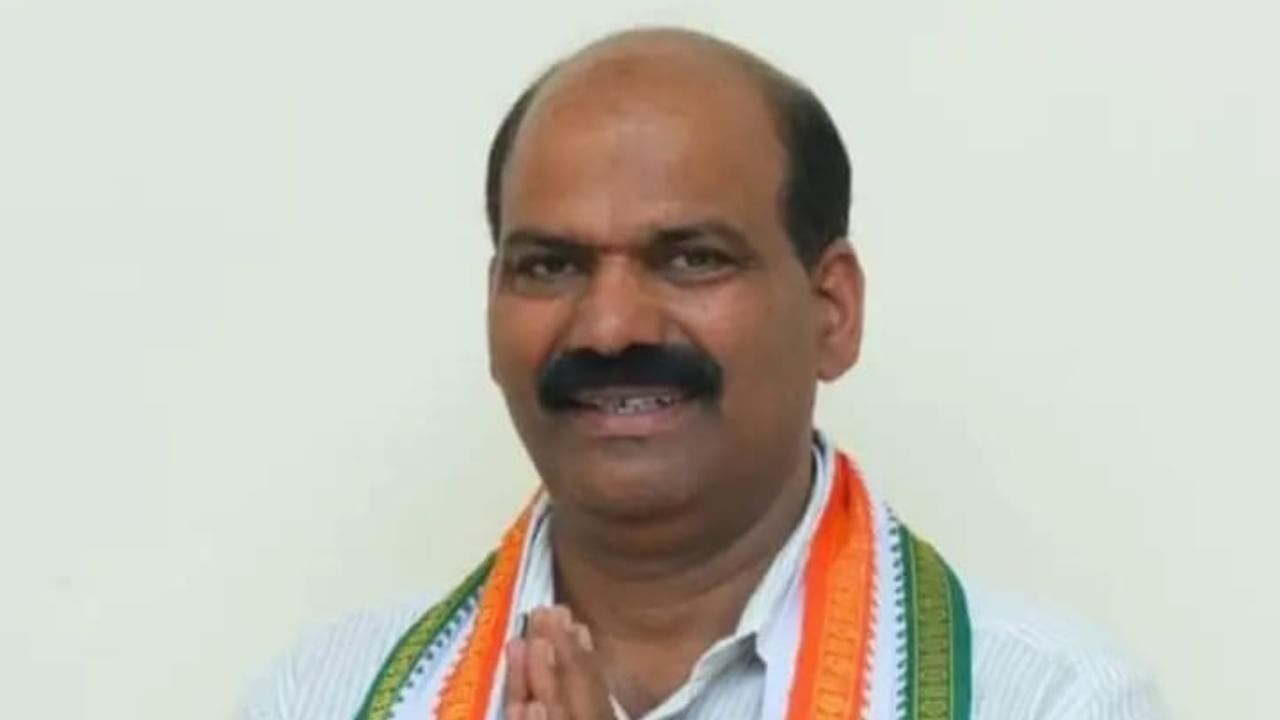 ಟಿಡಿ ರಾಜೇಗೌಡ: ಅಕ್ರಮ ಆಸ್ತಿ ಗಳಿಕೆ ಪ್ರಕರಣದಲ್ಲಿ ಶೃಂಗೇರಿ ಕಾಂಗ್ರೆಸ್ ಶಾಸಕ ಟಿ.ಡಿ. ರಾಜೇಗೌಡ ವಿರುದ್ಧ ಲೋಕಾಯುಕ್ತ ಪ್ರಕರಣ ದಾಖಲಿಸಿಕೊಂಡಿದ್ದು, ಶಾಸಕರ ನಿವಾಸ ಹಾಗೂ ಕಚೇರಿಗಳ ಮೇಲೆ ದಾಳಿ ನಡೆಸಿದೆ. ಬಾಳೆಹೊನ್ನೂರು ಸಮೀಪ ಹಲಸೂರಲ್ಲಿ ಉದ್ಯಮಿ, ದಿವಂಗತ ಸಿದ್ಧಾರ್ಥ್​ಗೆ ಸೇರಿದ್ದ 266 ಎಕರೆ ತೋಟವನ್ನು ರಾಜೇಗೌಡ ಖರೀದಿಸಿದ್ದರು. ಚುನಾವಣೆ ವೇಳೆ ಸಲ್ಲಿಸಿದ್ದ ಅಫಿಡವಿಟ್ ಪ್ರಕಾರ, ಶಾಸಕರ ವಾರ್ಷಿಕ ಆದಾಯವೇ 38 ಲಕ್ಷ ರೂ. ಆಗಿದ್ದು, ನೂರಾರು ಕೋಟಿ ರೂ. ಬೆಲೆಬಾಳುವ ಭೂಮಿ ಖರೀದಿ ಹೇಗೆ ಸಾಧ್ಯ ಎಂದು ಪ್ರಶ್ನಿಸಿ ಸ್ಥಳೀಯ ಬಿಜೆಪಿ ನಾಯಕರೊಬ್ಬರು ನೀಡಿದ್ದ ದೂರಿನ ಆಧಾರದಲ್ಲಿ ಈ ಪ್ರಕರಣ ದಾಖಲಾಗಿದೆ. ಜನಪ್ರತಿನಿಧಿಗಳ ನ್ಯಾಯಾಲಯದ ಆದೇಶದ ಮೇರೆಗೆ ಈ ಪ್ರಕರಣ ದಾಖಲಿಸಿಕೊಳ್ಳಲಾಗಿತ್ತ.