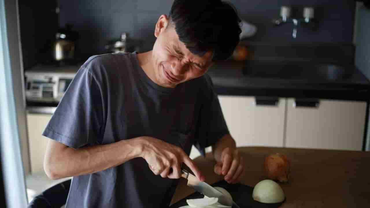 ಈರುಳ್ಳಿ ಕತ್ತರಿಸುವಾಗ ಅಳಲು ಬರುತ್ತಾ? ಈ ಕಣ್ಣೀರನ್ನು ತಡೆಯಲು ಇಲ್ಲಿದೆ ಸುಲಭ ವಿಧಾನ