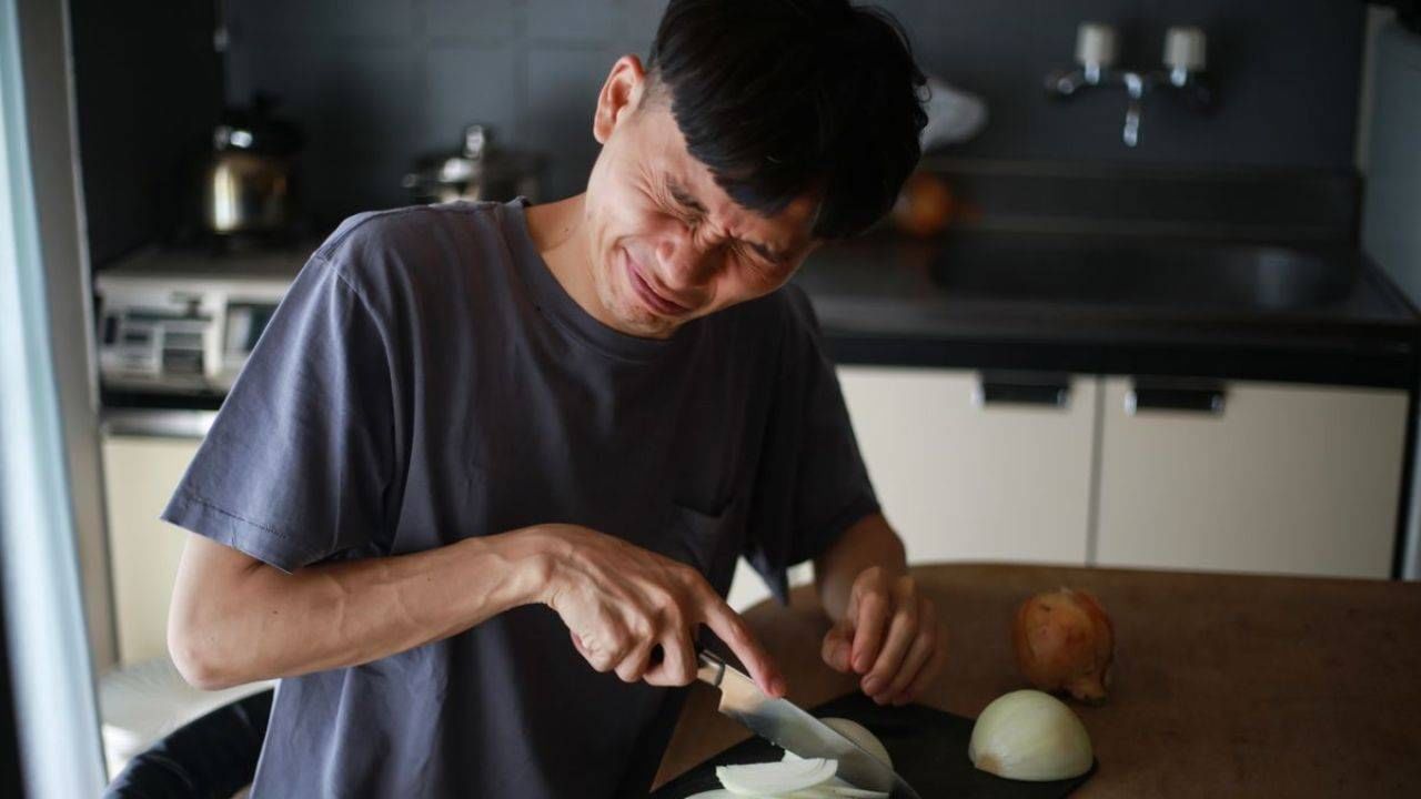 ಈರುಳ್ಳಿ ಕತ್ತರಿಸುವಾಗ ಅಳಲು ಬರುತ್ತಾ? ಈ ಕಣ್ಣೀರನ್ನು ತಡೆಯಲು ಇಲ್ಲಿದೆ ಸುಲಭ ವಿಧಾನ