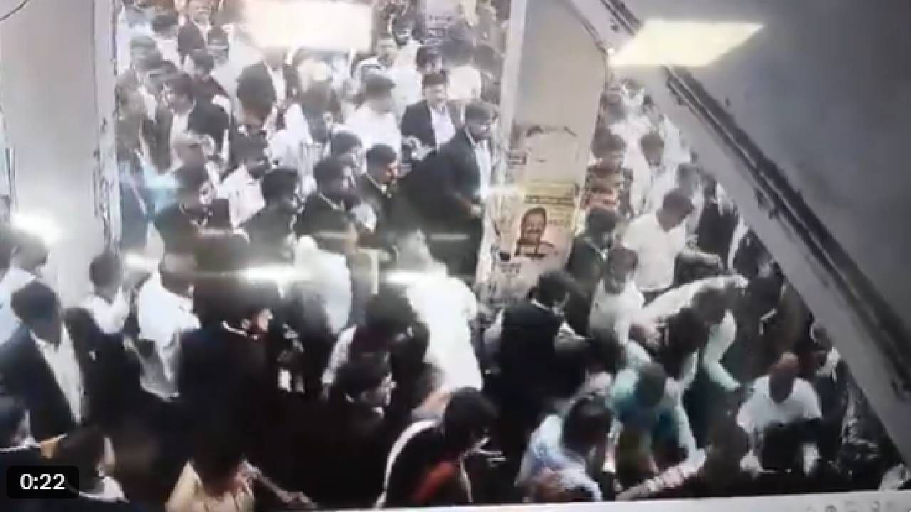 Video: ರಣರಂಗವಾದ ವಾರಾಣಸಿ ನ್ಯಾಯಾಲಯ, ಪೊಲೀಸರ ಮೇಲೆ ವಕೀಲರಿಂದ ಹಲ್ಲೆ