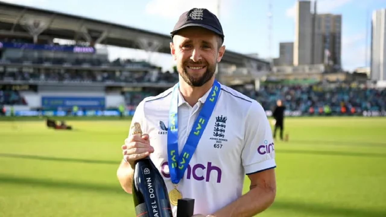 ಇಂಗ್ಲೆಂಡ್ ತಂಡದ ಸ್ಟಾರ್ ಆಟಗಾರ ಕ್ರಿಸ್ ವೋಕ್ಸ್ (Chris Woakes) ಅಂತಾರಾಷ್ಟ್ರೀಯ ಕ್ರಿಕೆಟ್ನಿಂದ ದಿಢೀರ್ ನಿವೃತ್ತಿ ಘೋಷಿಸಿದ್ದಾರೆ. ಭಾರತದ ವಿರುದ್ಧದ ಟೆಸ್ಟ್ ಸರಣಿಯ ಕೊನೆಯ ಪಂದ್ಯದಲ್ಲಿ ಕಣಕ್ಕಿಳಿದಿದ್ದ ವೋಕ್ಸ್ ಪ್ರತಿಷ್ಠಿತ ಆ್ಯಶಸ್ ಸರಣಿಗೂ ಮುನ್ನ ನಿವೃತ್ತಿ ಘೋಷಿಸಿ ಅಚ್ಚರಿ ಮೂಡಿಸಿದ್ದಾರೆ.