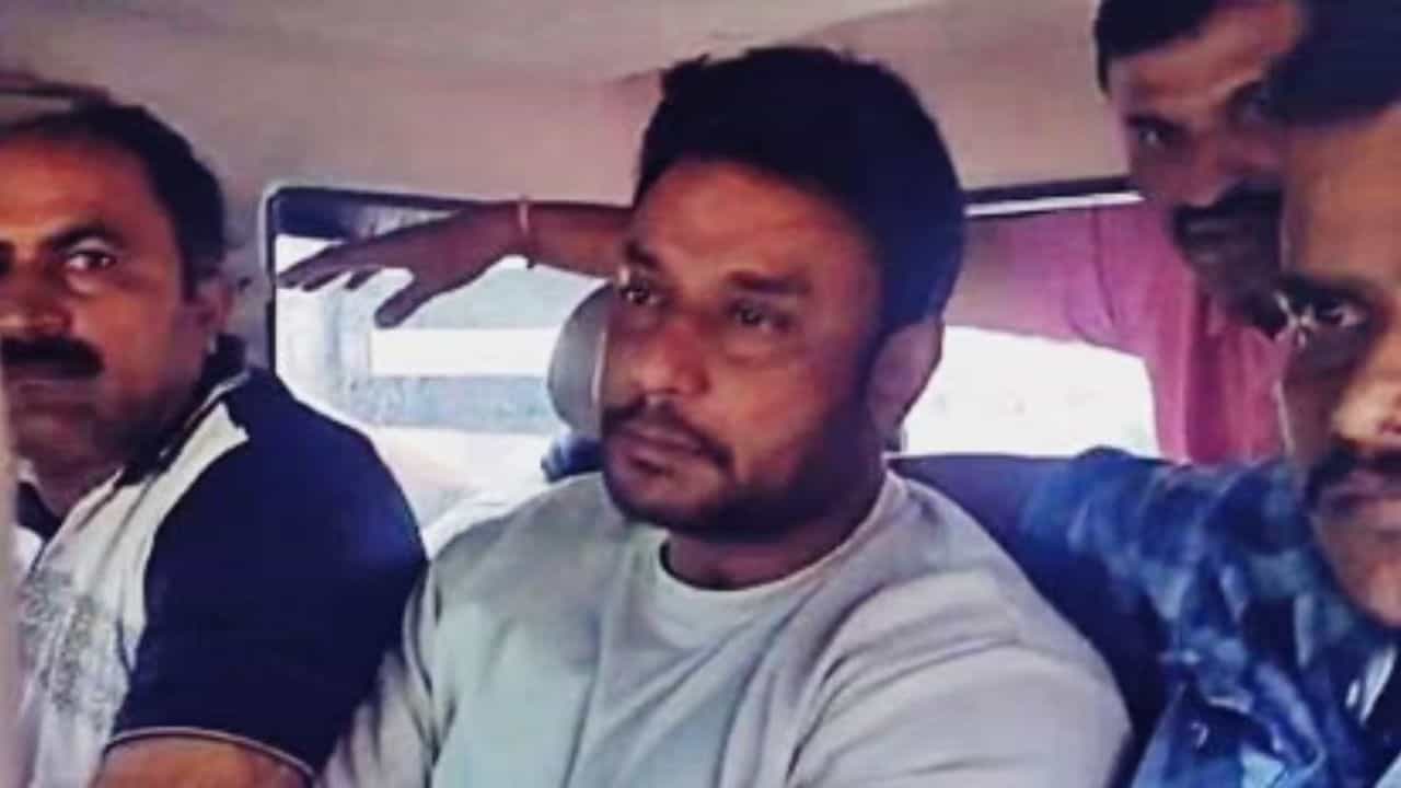 ಅತ್ಯಾಚಾರಿಗಿಂತಲೂ ಕಡೆಯಾ ದರ್ಶನ್? ನ್ಯಾಯಾಲಯದಲ್ಲಿ ವಕೀಲರ ವಾದ ಅತ್ಯಾಚಾರಿಗಿಂತಲೂ ಕಡೆಯಾ ದರ್ಶನ್? ನ್ಯಾಯಾಲಯದಲ್ಲಿ ವಕೀಲರ ವಾದ