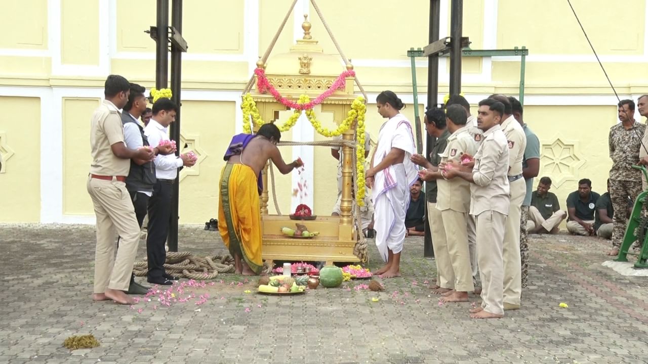 ದಸರಾದ ಪ್ರಯುಕ್ತ ತಾಲೀಮಿನ ಸಂದರ್ಯಾಭದಲ್ಲಿ ಯಾವುದೇ ವಿಘ್ನ ಸಂಭವಿಸದಂತೆ ಪೂಜೆ ನೆರವೇರಿಸಲಾಯಿತು. 