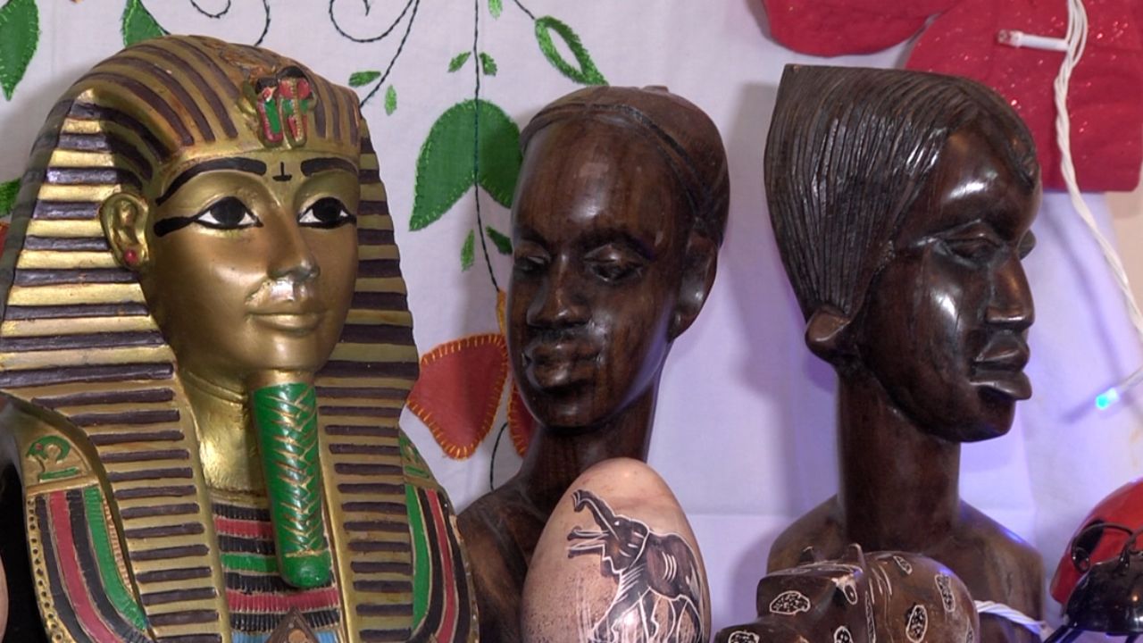 ದಸರಾ ಬೊಂಬೆ ಪ್ರದರ್ಶನದಲ್ಲಿ ಆಫ್ರಿಕನ್​ ಕಲಾಕೃತಿಗಳು ಪ್ರದರ್ಶನವಾಗುತ್ತಿರುವುದು ತುಂಬಾ ಅಪರೂಪ. ಹೀಗಾಗಿ ಮುರುಗೇಂದ್ರಪ್ಪ ಹಾಗೂ ಸುಮಂಗಲಾ ಅವರ ಮನೆಯ ಈ ಎಕ್ಸಿಬಿಷನ್​ ದಾವಣಗೆರೆಯಲ್ಲಿ ಮನೆ ಮಾತಾಗಿದ್ದು,  ದಸರಾ ಹಬ್ಬದ ಸಂಭ್ರಮ ಇಮ್ಮಡಿಗೊಳಿಸಿದೆ.