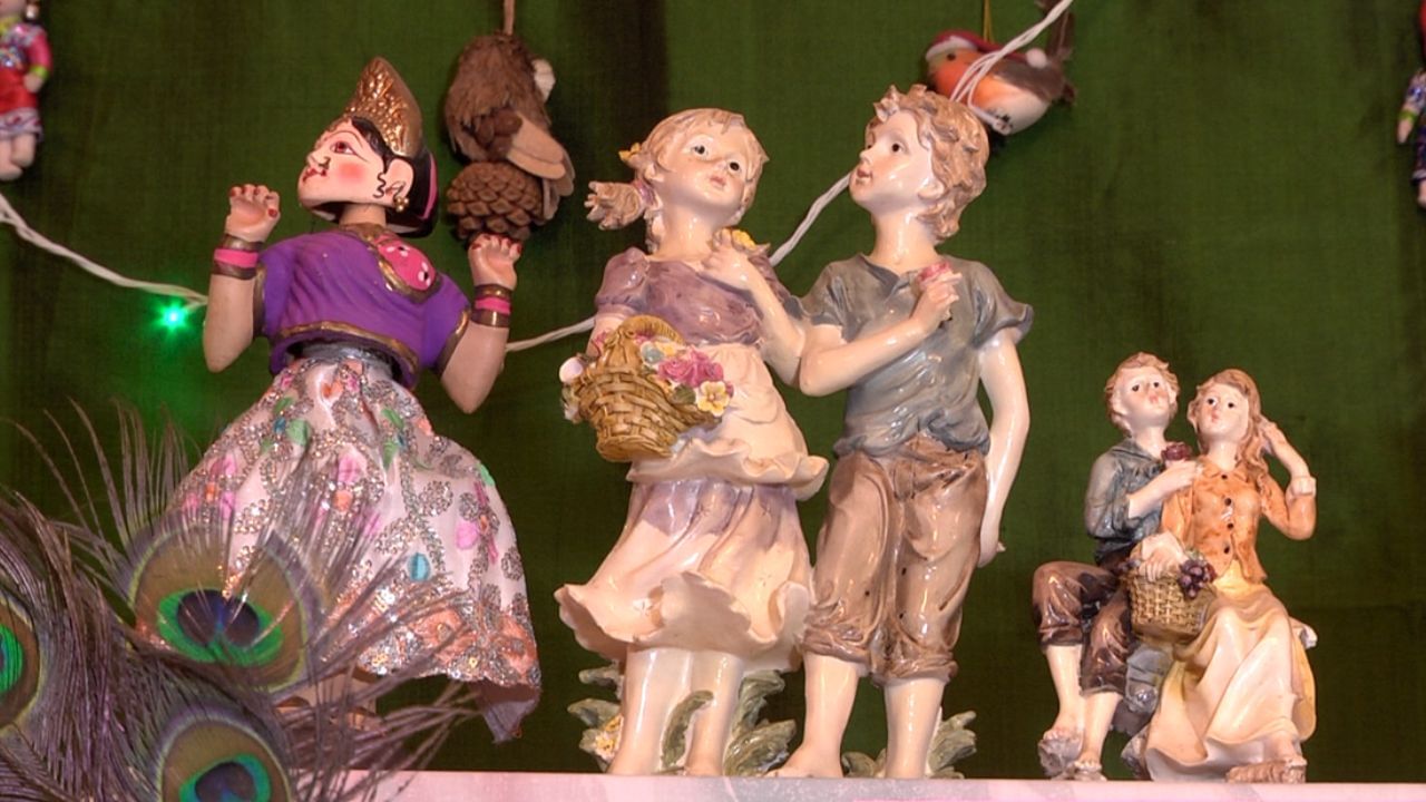 ವಿದೇಶಿ ಬೊಂಬೆಗಳು ಮಾತ್ರವಲ್ಲದೆ ಕರ್ನಾಟಕದ ಸ್ಥಳೀಯ ಕಲಾಕೃತಿಗಳನ್ನೂ ಪ್ರದರ್ಶನದಲ್ಲಿ ಕಾಣಬಹುದಾಗಿದೆ. ನಮ್ಮ ಸಂಸ್ಕೃತಿ ಪ್ರತಿಬಿಂಬಿಸುವ ಚನ್ನಪಟ್ಟಣ, ‌ಮೈಸೂರಿನ ವಿವಿಧ ಬೊಂಬೆಗಳೂ ಇಲ್ಲಿವೆ.