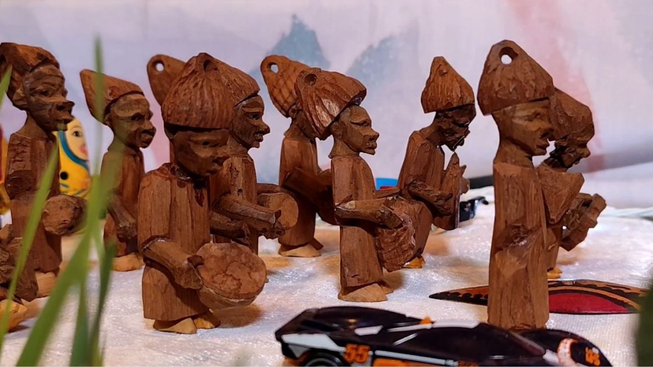 ಇಂಜಿನಿಯರ್ ಆಗಿದ್ದ ಮುರುಗೇಂದ್ರಪ್ಪ ನೈಜೀರಿಯಾ, ಕೀನ್ಯಾ, ಉಗಾಂಡಾ, ಕಿಂಬರ್ಲಿ, ಘಾನಾ, ಕ್ಯೂಬಾ ಹೀಗೆ ಹತ್ತಾರು ಆಫ್ರಿಕನ್​ ದೇಶಗಳನ್ನು ಸುತ್ತಿದ್ದಾರೆ. ಪ್ರತೀ ದೇಶಕ್ಕೆ ಭೇಟಿ ನೀಡಿದಾಗ ಅಲ್ಲಿನ ಸ್ಥಳೀಯತೆ ಪ್ರತಿನಿಧಿಸುವ ಕಲಾಕೃತಿಗಳನ್ನು ಸಂಗ್ರಹಿಸಿ ತಂದು ತಮ್ಮ ಮನೆಯನ್ನೇ ಮ್ಯೂಸಿಯಂ ಮಾಡಿದ್ದಾರೆ.