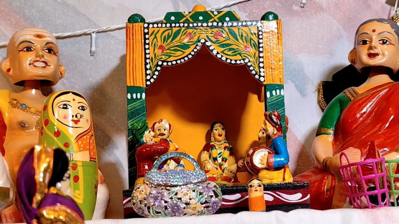 ಎರಡು ದಶಕಗಳ ಕಾಲ  ನೈಜೀರಿಯಾದಲ್ಲಿ ನೆಲೆಸಿದ್ದ ದಂಪತಿ ಹಲವು ದೇಶಗಳ ಪ್ರವಾಸ ಮಾಡಿದ್ದು, 20ಕ್ಕೂ ಹೆಚ್ಚು ವಿದೇಶಿ ಕಲಾಕೃತಿಗಳ ಸಂಗ್ರಹ ಇವರ ಬಳಿಯಿವೆ. ಆಫ್ರಿಕಾದ ಸಂಸ್ಕೃತಿ ಹೇಳುವ ಮರದ ಗೊಂಬೆಗಳು ಇವುಗಳಲ್ಲಿ ವಿಶೇಷ.