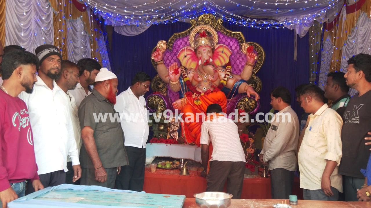 ಆರ್ಎಸ್ಎಸ್ ಮೆರವಣಿಗೆ ಹೋದಾಗ ಮುಸ್ಲಿಂ ಸಮುದಾಯದವರು ಹೂವು ಹಾಕಿ, ಹಣ್ಣು ನೀಡಿ, ಜ್ಯೂಸ್ ಹಂಚುತ್ತಾರೆ. ಮಿಲಾದ್ ಹಬ್ಬದ ಮೆರವಣಿಗೆಯಲ್ಲಿ ಹಿಂದೂಗಳು ಜ್ಯೂಸ್, ಹಣ್ಣು ಹಂಚುತ್ತಾರೆ. ಗಣೇಶ ವಿಸರ್ಜನೆಯಲ್ಲಿ ಎರಡು ಕೋಮಿನವರು ಭಾಗಿಯಾಗುತ್ತಾರೆ, ಅಕ್ಕಪಕ್ಕದ ಮನೆಯಲ್ಲಿ ಸಹೋದರರಂತೆ ಇದ್ದೇವೆ. ಇಲ್ಲಿ ಕೋಮುಗಲಭೆ ಈಗಲೂ ನಡೆಯಲ್ಲ, ಮುಂದೆಯೂ ನಡೆಯಲ್ಲ ಎಂದು ಸ್ಥಳೀಯರು ಅಭಿಪ್ರಾಯ ವ್ಯಕ್ತಪಡಿಸಿದ್ದಾರೆ.