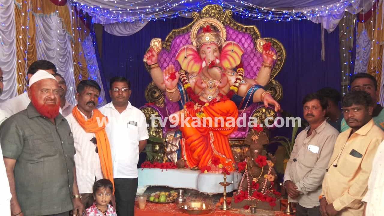 ಇತ್ತ ಮುಸ್ಲಿಂ ಸಮುದಾಯದವರು ಕೇಸರಿ ಬಣ್ಣದ ಬಟ್ಟೆಯಿಂದ ಏರಿಯಾವನ್ನು ಅಲಂಕಾರ ಮಾಡಿದ್ದರೆ, ಅತ್ತ ಹಿಂದೂಗಳು ಹಸಿರು ಬಣ್ಣ ಬಟ್ಟೆಯಿಂದ ಇಡೀ ಗಲ್ಲಿಯನ್ನು ಸಿಂಗಾರ ಮಾಡಿದ ದೃಶ್ಯ ಕಂಡು ಬಂದಿದ್ದು ದಾವಣಗೆರೆ ಜಿಲ್ಲೆಯ ಹರಿಹರ ಪಟ್ಟಣದ ಜೆಸಿ ಬಡಾವಣೆಯಲ್ಲಿ. ಈ ಏರಿಯಾದಲ್ಲಿ ಎರಡು ಕೋಮಿನ ಜನರು ವಾಸ ಮಾಡುತ್ತಿದ್ದು, ಗಣೇಶ-ಈದ್ ಮಿಲಾದ್ ಹಬ್ಬವನ್ನು ಜೊತೆಯಾಗಿ ಆಚರಿಸುತ್ತಿದ್ದಾರೆ. ‘‘ಶ್ರೀ ಕಿರಿಯ ಮಿತ್ರ ಸಂಘ’’ದಿಂದ 45 ವರ್ಷದಿಂದ ಆಚರಿಸಿಕೊಂಡು ಬರುತ್ತಿರುವ ಗಣೇಶೋತ್ಸವದಲ್ಲಿ ಮುಸ್ಲಿಮರೂ ಭಾಗಿಯಾಗುತ್ತಿದ್ದಾರೆ.