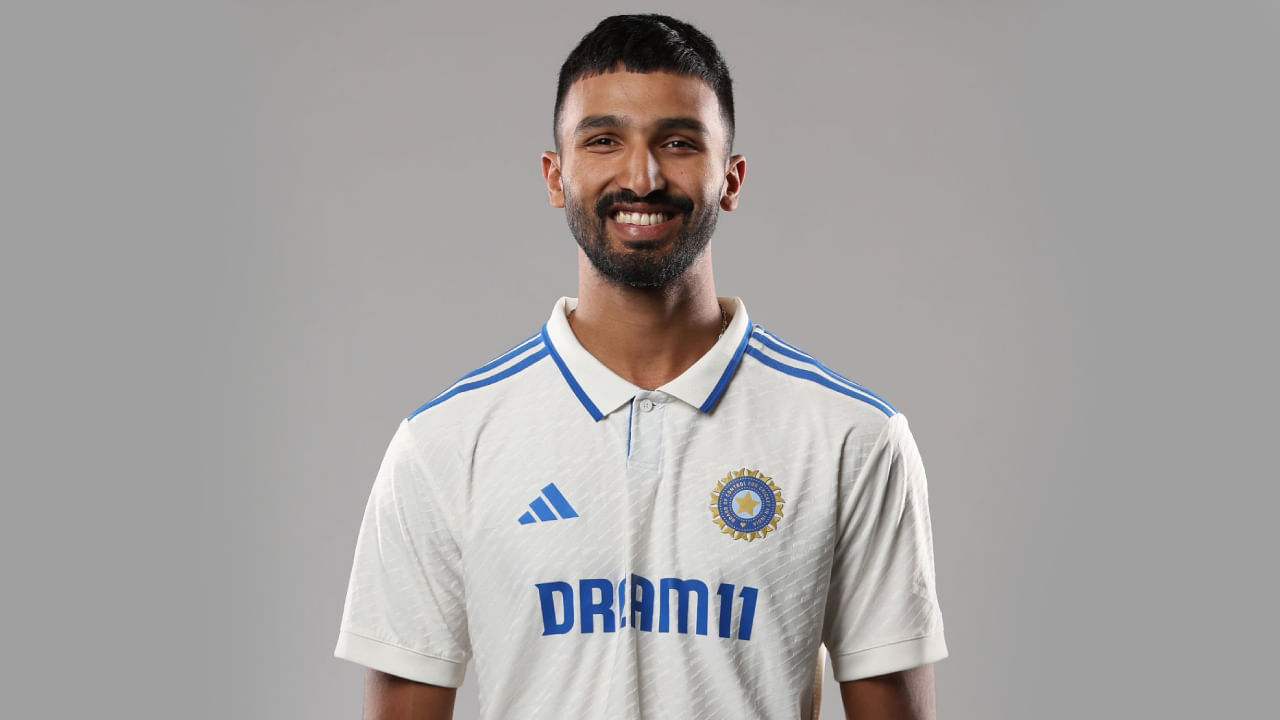 ಕರುಣ್ ನಾಯರ್ ಬದಲಿಗೆ ಕರ್ನಾಟಕದ ಯುವ ಎಡಗೈ ದಾಂಡಿಗ ದೇವದತ್ ಪಡಿಕ್ಕಲ್ ಆಯ್ಕೆಯಾಗಲಿದ್ದಾರೆ ಎಂದು ತಿಳಿದು ಬಂದಿದೆ. ಆಸ್ಟ್ರೇಲಿಯಾ ಎ ತಂಡದ ವಿರುದ್ಧದ ಮೊದಲ ಟೆಸ್ಟ್ ಪಂದ್ಯದಲ್ಲಿ ಭಾರತ ಎ ಪರ 4ನೇ ಕ್ರಮಾಂಕದಲ್ಲಿ ಕಣಕ್ಕಿಳಿದ ದೇವದತ್ ಪಡಿಕ್ಕಲ್ 150 ರನ್ ಬಾರಿಸಿ ಮಿಂಚಿದ್ದರು.