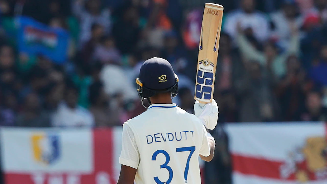 ಇದಕ್ಕೂ ಮುನ್ನ ದೇವದತ್ ಪಡಿಕ್ಕಲ್ ಟೀಮ್ ಇಂಡಿಯಾ ಪರ 2 ಟೆಸ್ಟ್ ಪಂದ್ಯಗಳನ್ನಾಡಿದ್ದಾರೆ. ಈ ವೇಳೆ 3 ಇನಿಂಗ್ಸ್ ಆಡಿರುವ ಅವರು ಒಂದು ಅರ್ಧಶತಕದೊಂದಿಗೆ ಒಟ್ಟು 90 ರನ್ ಕಲೆಹಾಕಿದ್ದಾರೆ. ಇದೀಗ ಭಾರತ ಎ ಪರ ಕೂಡ ಭರ್ಜರಿ ಬ್ಯಾಟಿಂಗ್ ಪ್ರದರ್ಶಿಸಿರುವ ಪಡಿಕ್ಕಲ್ ಭಾರತ ಟೆಸ್ಟ್ ತಂಡದಲ್ಲಿ ಸ್ಥಾನ ಪಡೆಯುವ ನಿರೀಕ್ಷೆಯಲ್ಲಿದ್ದಾರೆ.