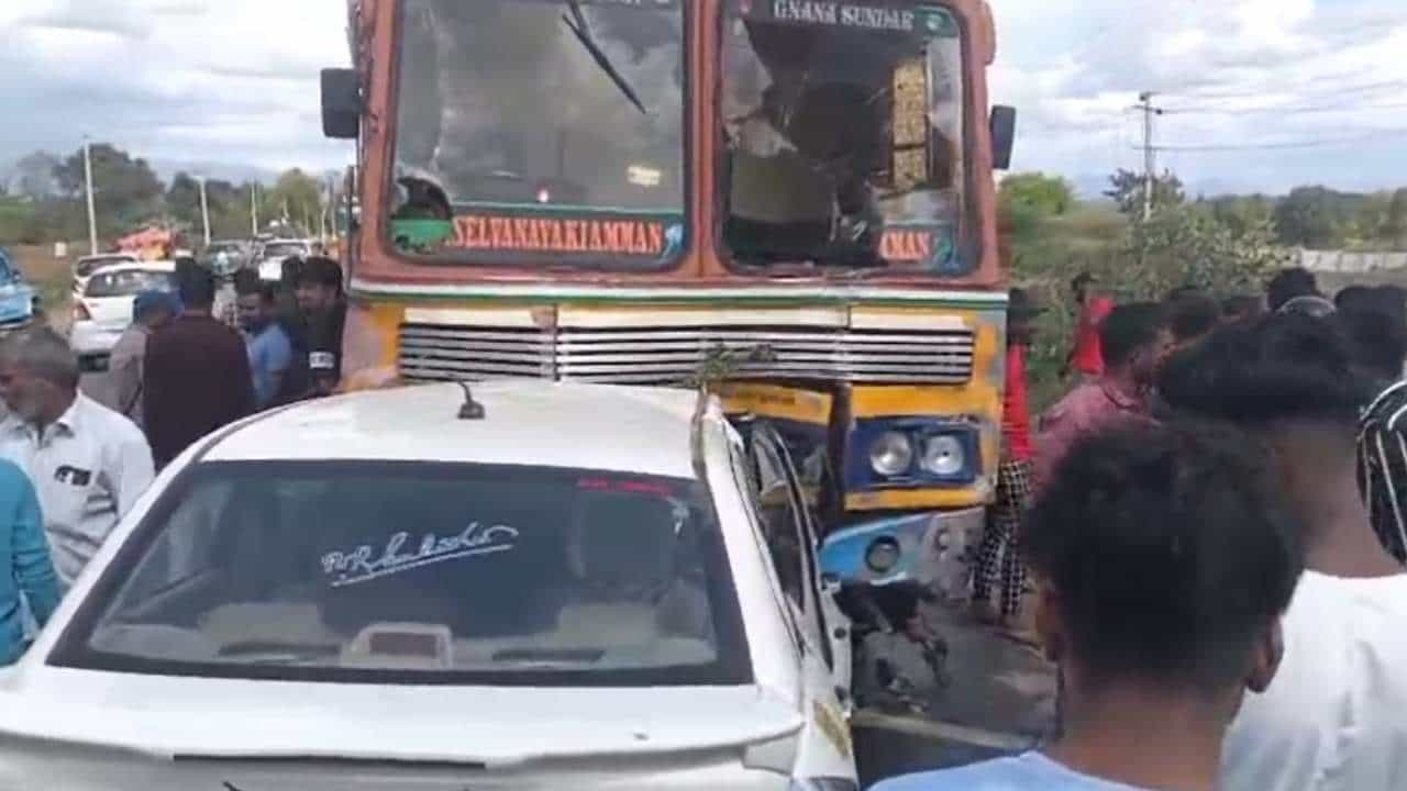 ಚಾಮರಾಜನಗರ: ಲಾರಿ, ಕಾರು, ದ್ವಿಚಕ್ರ ವಾಹನ ಮಧ್ಯೆ ಸರಣಿ ಅಪಘಾತ, ನಾಲ್ವರು ಬಾಲಕರ ಸಾವು ಚಾಮರಾಜನಗರ: ಲಾರಿ, ಕಾರು, ದ್ವಿಚಕ್ರ ವಾಹನ ಮಧ್ಯೆ ಸರಣಿ ಅಪಘಾತ, ನಾಲ್ವರು ಬಾಲಕರ ಸಾವು