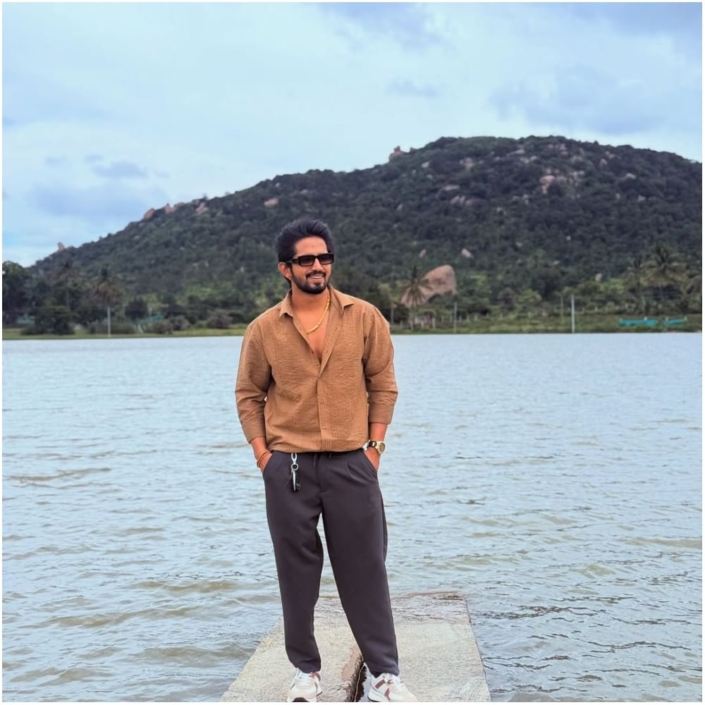 ಧನುಷ್: ಗೀತಾ ಧಾರಾವಾಹಿಯಲ್ಲಿ ಧನುಷ್ ಅವರು ನಟಿಸಿದ್ದರು. ಅವರು ಬಿಗ್ ಬಾಸ್​​​ ವೇದಿಕೆ ಮೇಲೆ ಬಂದಿದ್ದಾರೆ. ಕಳೆದ ಬಾರಿ ‘ಗೀತಾ’ ಧಾರಾವಾಹಿಯ ಭವ್ಯಾ ಗೌಡ ಅವರು ಬಂದಿದ್ದರು. ಈ ಬಾರಿ ಧನುಷ್ ಬಂದಿದ್ದಾರೆ.