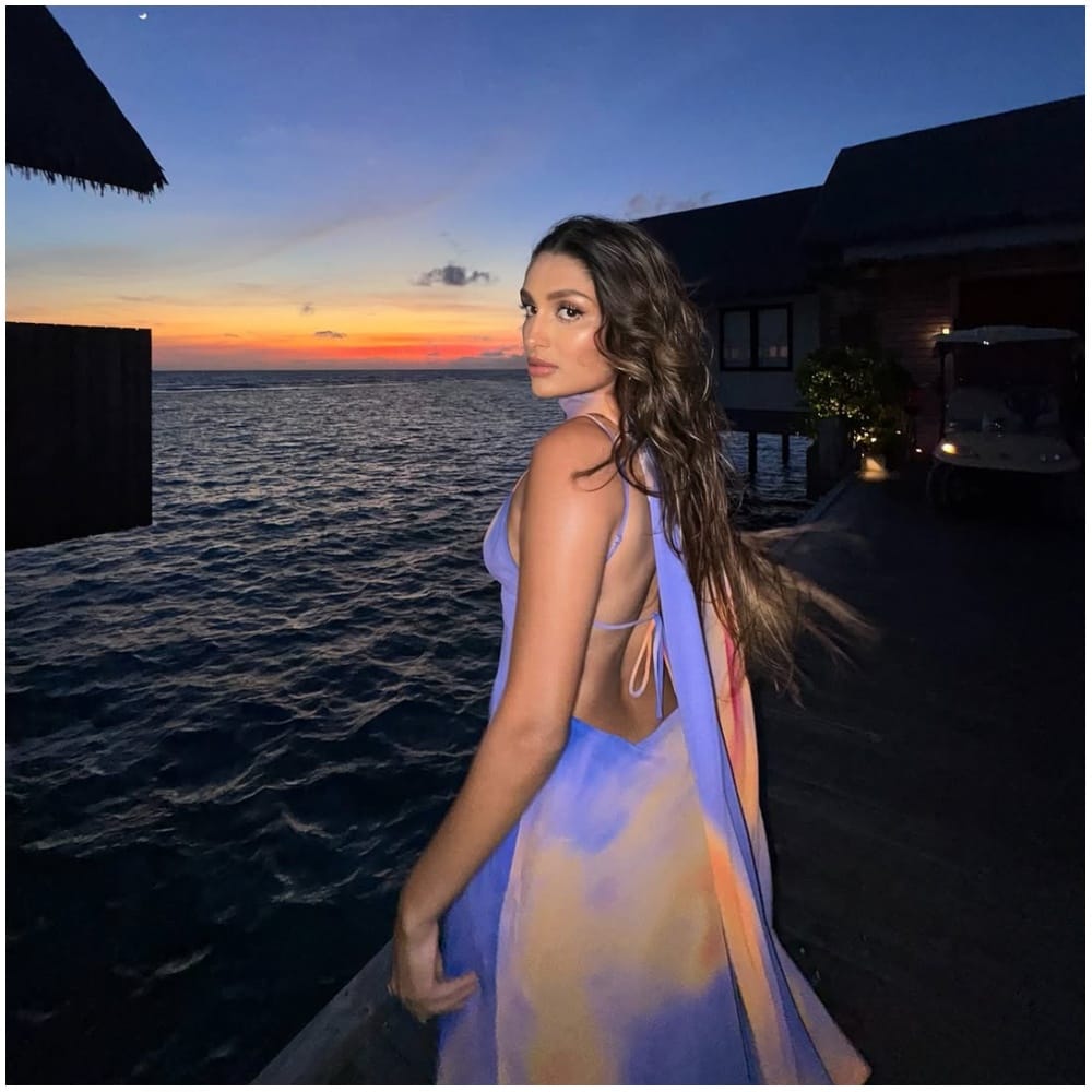 ಧನ್ಯಾ ಅವರು ಸಖತ್ ಗ್ಲಾಮರಸ್ ಆಗಿ ಕಾಣಿಸಿದ್ದಾರೆ. ಅವರ ನೋಟ ಕಣ್ಣು ಕುಕ್ಕುವ ರೀತಿಯಲ್ಲಿ ಇದೆ. ಧನ್ಯಾ ಸಂಜೆ ವೇಳೆ ಸಮುದ್ರ ತೀರದಲ್ಲಿ ನಿಂತು ಪೋಸ್ ಕೊಟ್ಟಿದ್ದಾರೆ. ಇದಕ್ಕೆ ಅನೇಕರು ಹಾರ್ಟ್ ಎಮೋಜಿ ಕಮೆಂಟ್ ಮಾಡಿದ್ದಾರೆ.