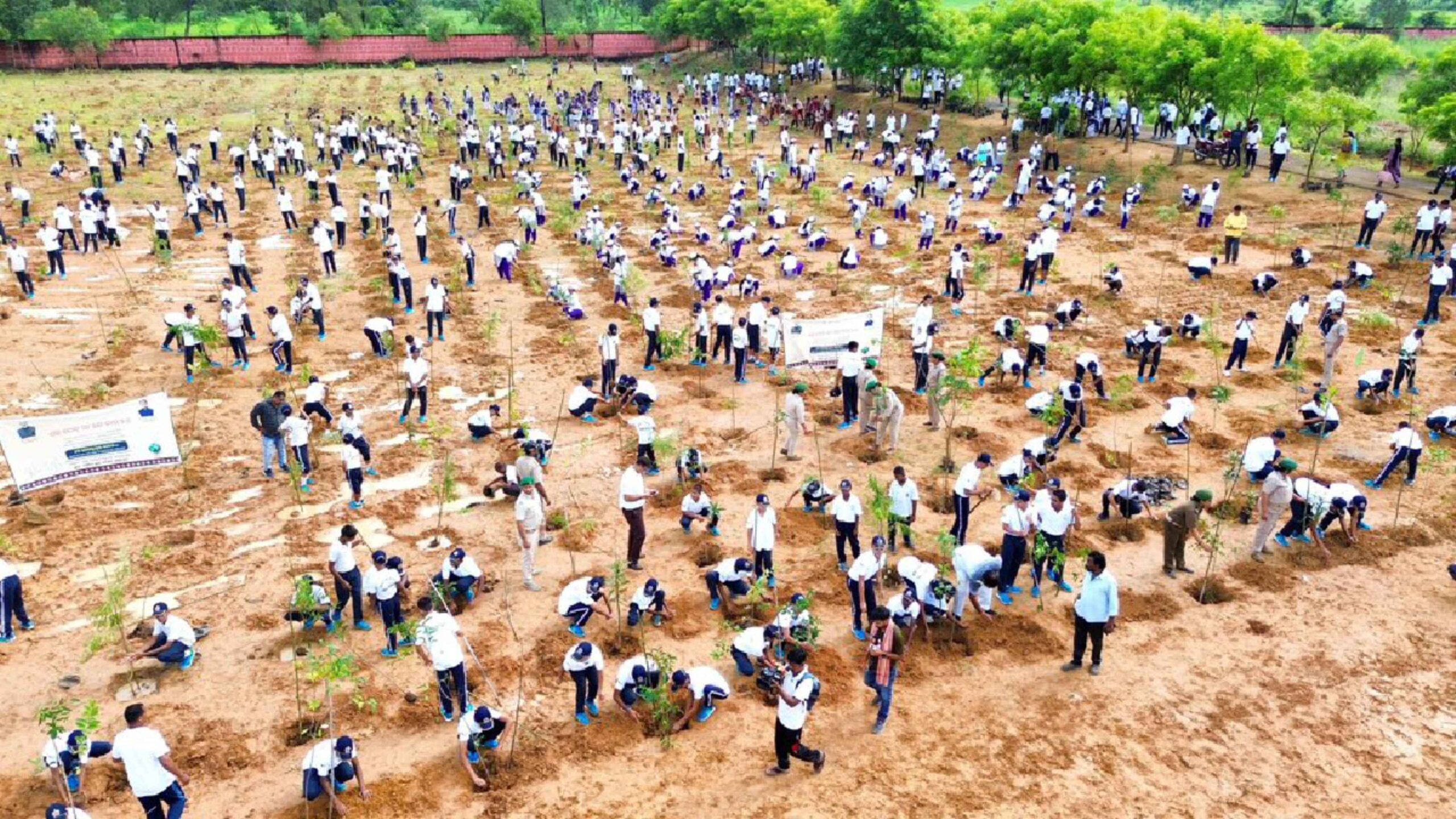ಪ್ರಧಾನಿ ನರೇಂದ್ರ ಮೋದಿ ಅವರ 75ನೇ ಜನ್ಮದಿನದಂದು ಅವರಿಗೆ ಕೃತಜ್ಞತೆಯ ಸೂಚಕವಾಗಿ ಒಡಿಶಾ ಸರ್ಕಾರವು 'ಏಕ್ ಪೆಡ್ ಮಾ ಕೆ ನಾಮ್' ಅಭಿಯಾನದ ಅಡಿಯಲ್ಲಿ ಇಂದು (ಸೆಪ್ಟೆಂಬರ್ 17) ಒಂದೇ ದಿನ ರಾಜ್ಯಾದ್ಯಂತ 75 ಲಕ್ಷ ಸಸಿಗಳನ್ನು ನೆಡುವ ಕಾರ್ಯಕ್ರಮ ಇದಾಗಿದೆ.