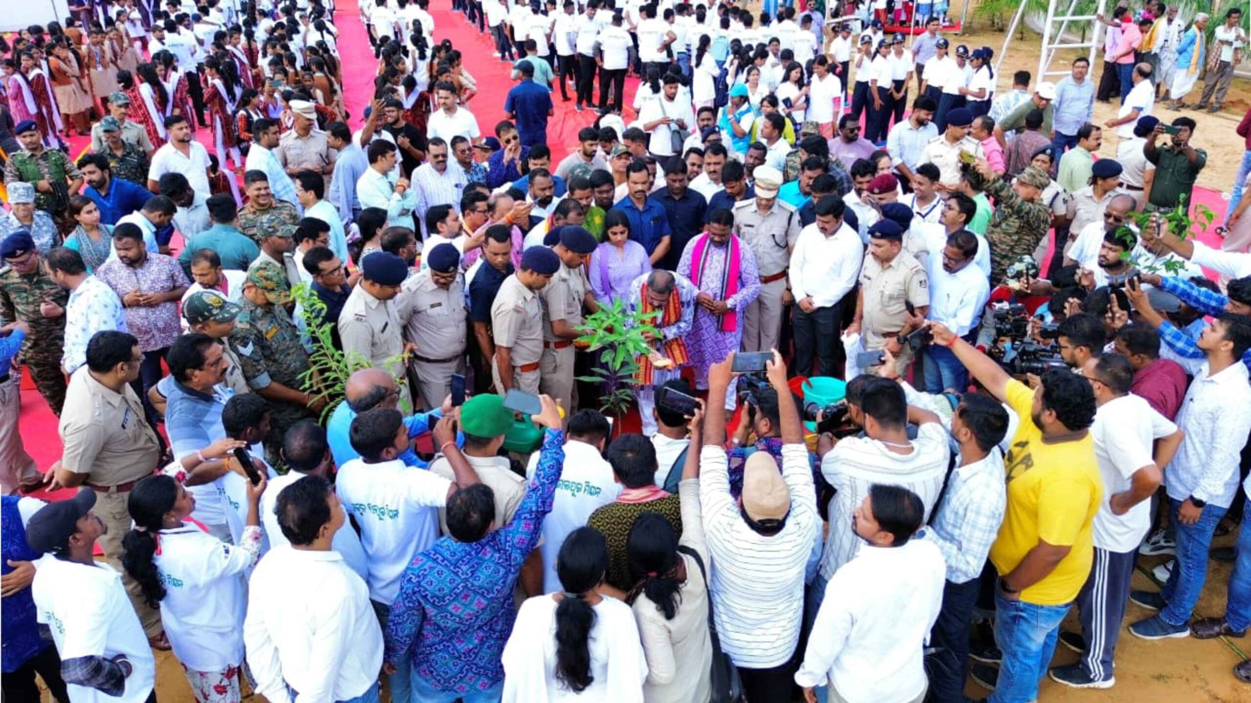 ಪ್ರಧಾನಿ ಮೋದಿಯವರ 75ನೇ ಹುಟ್ಟುಹಬ್ಬದಂದು ಒಡಿಶಾದಲ್ಲಿ 75 ಲಕ್ಷ ಮರಗಳನ್ನು ನೆಡಲಾಗುವುದು ಎಂದು ಸಿಎಂ ಮೋಹನ್ ಚರಣ್ ಮಾಝಿ ಘೋಷಿಸಿದ್ದರು. ಈ ಸಂಬಂಧ 'ಏಕ್ ಪೆಡ್ ಮಾ ಕೆ ನಾಮ್ 2.0' ಜೂನ್ 5 ರಂದು ಬಿಡುಗಡೆಯಾಗಿದ್ದು, ಸೆಪ್ಟೆಂಬರ್ 30 ರವರೆಗೆ ನಡೆಯಲಿದೆ.